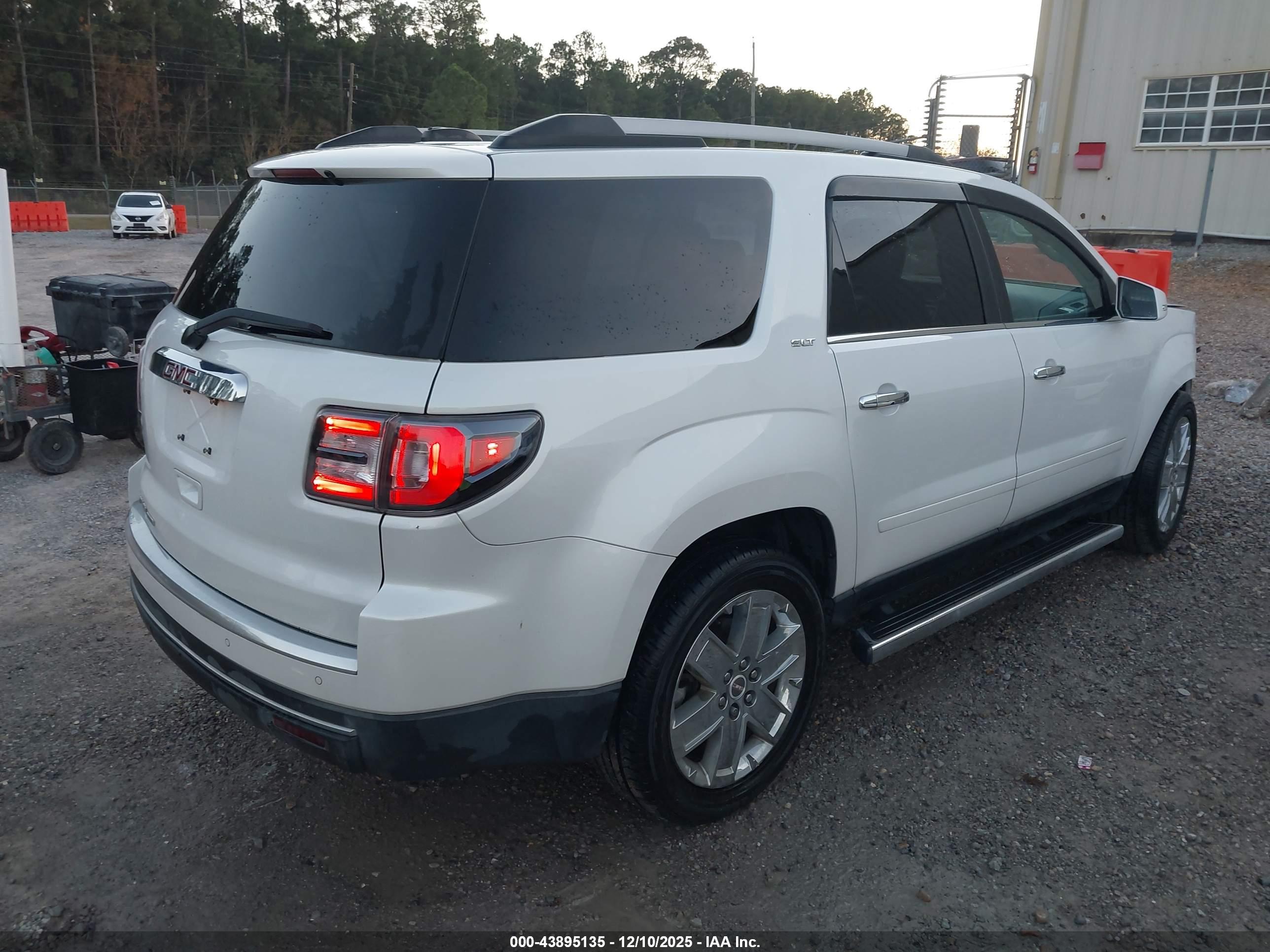 GMC ACADIA image 4