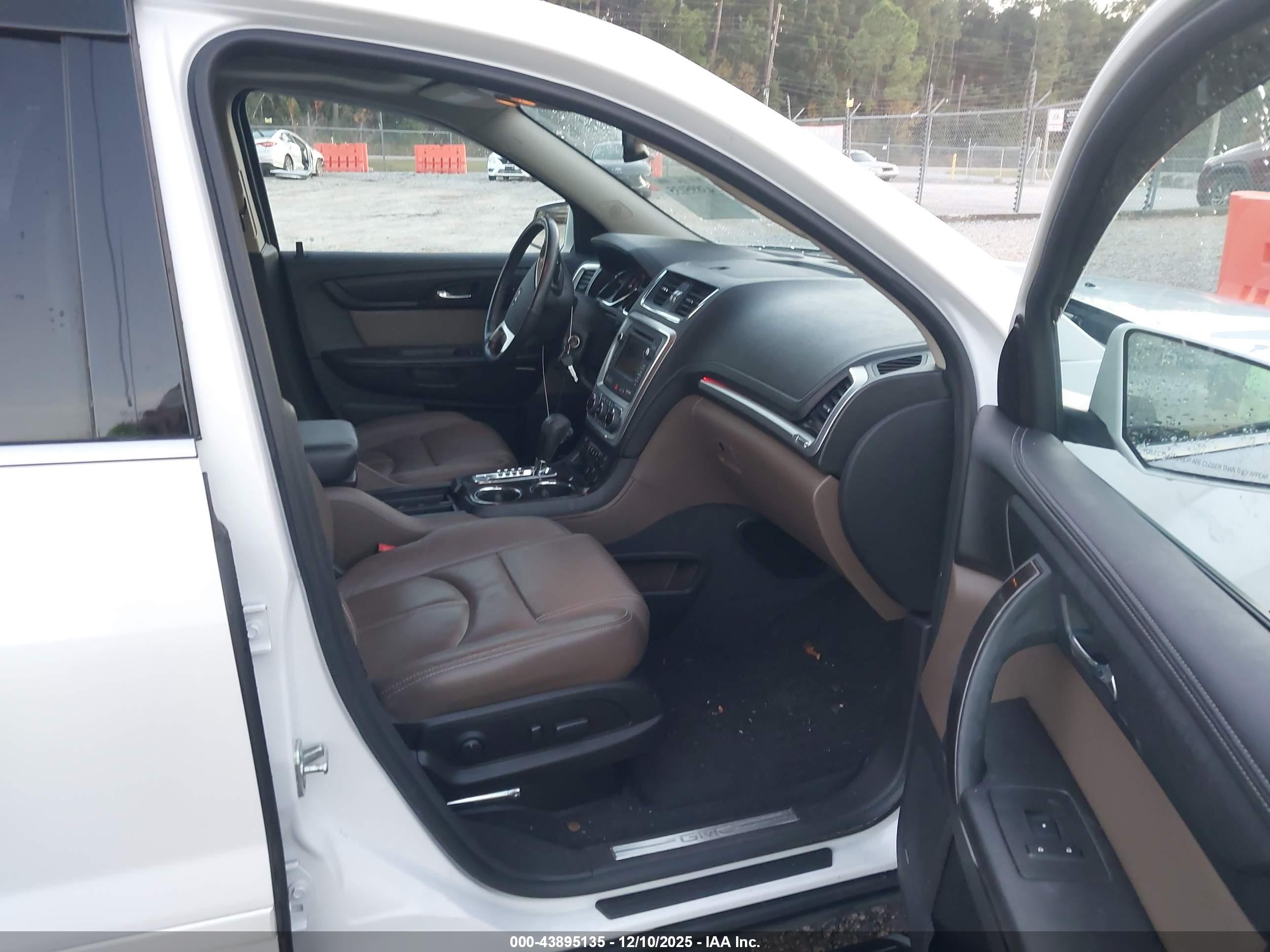 GMC ACADIA image 5