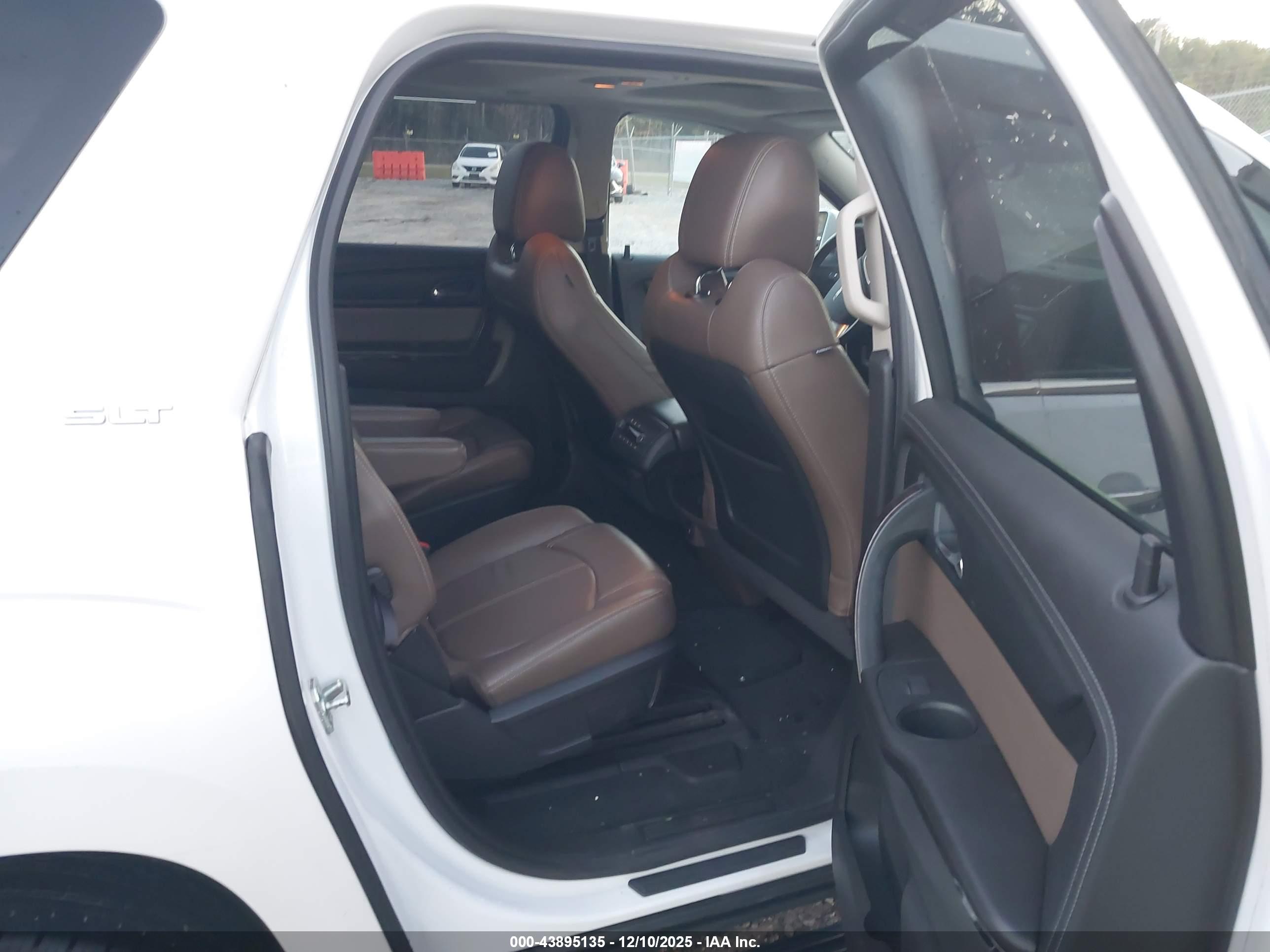 GMC ACADIA image 8