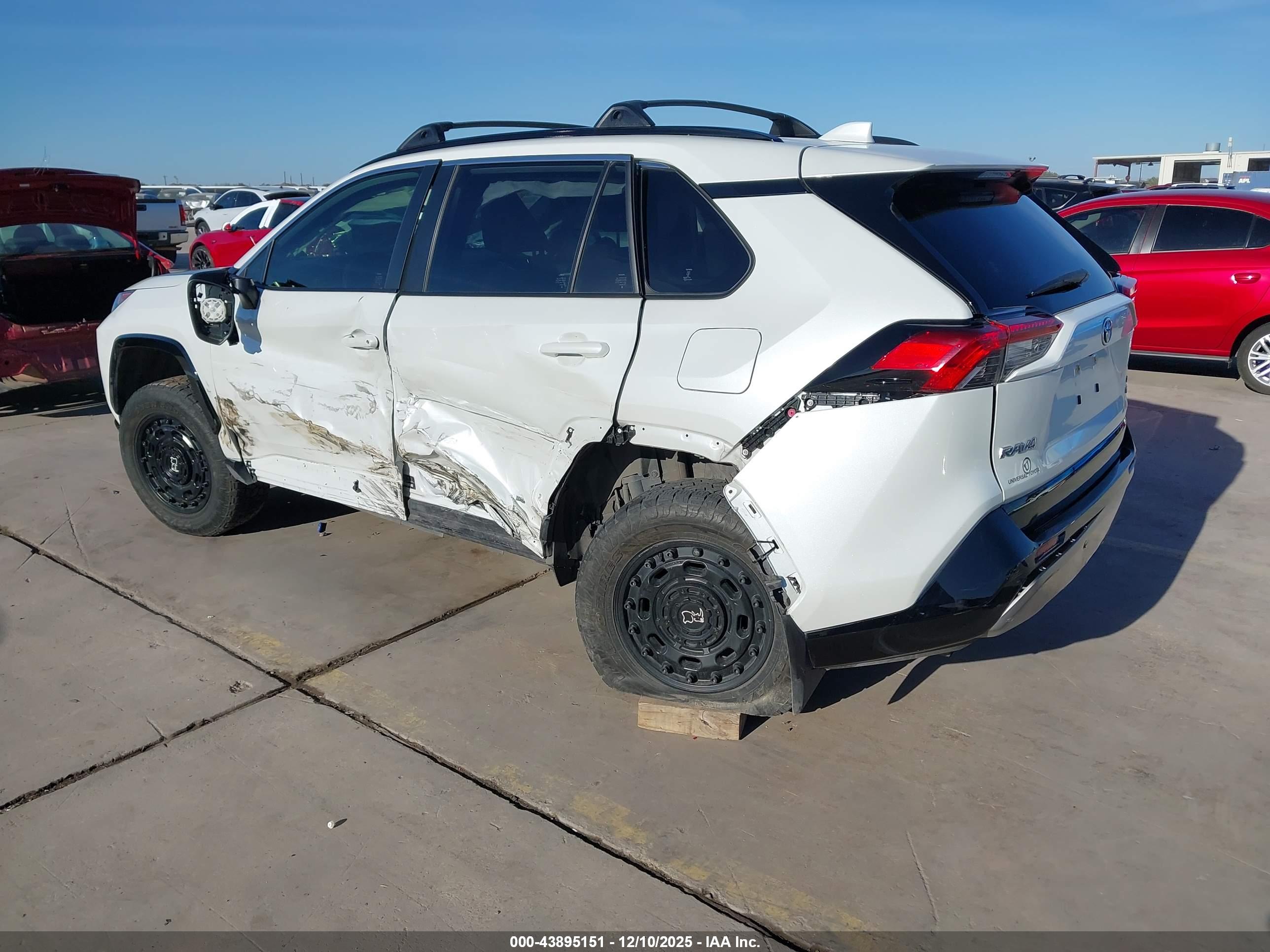 TOYOTA RAV4 image 3
