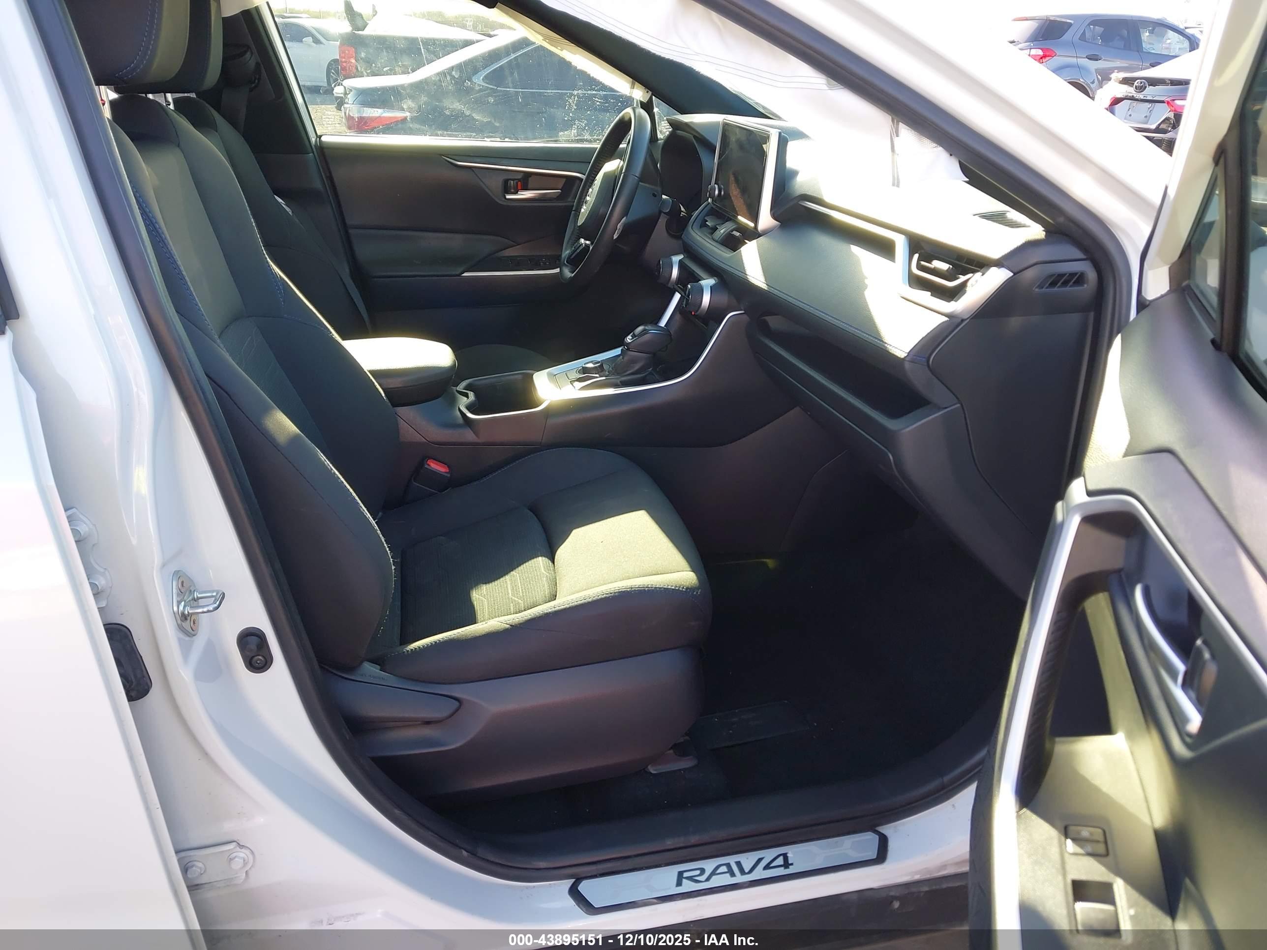TOYOTA RAV4 image 5
