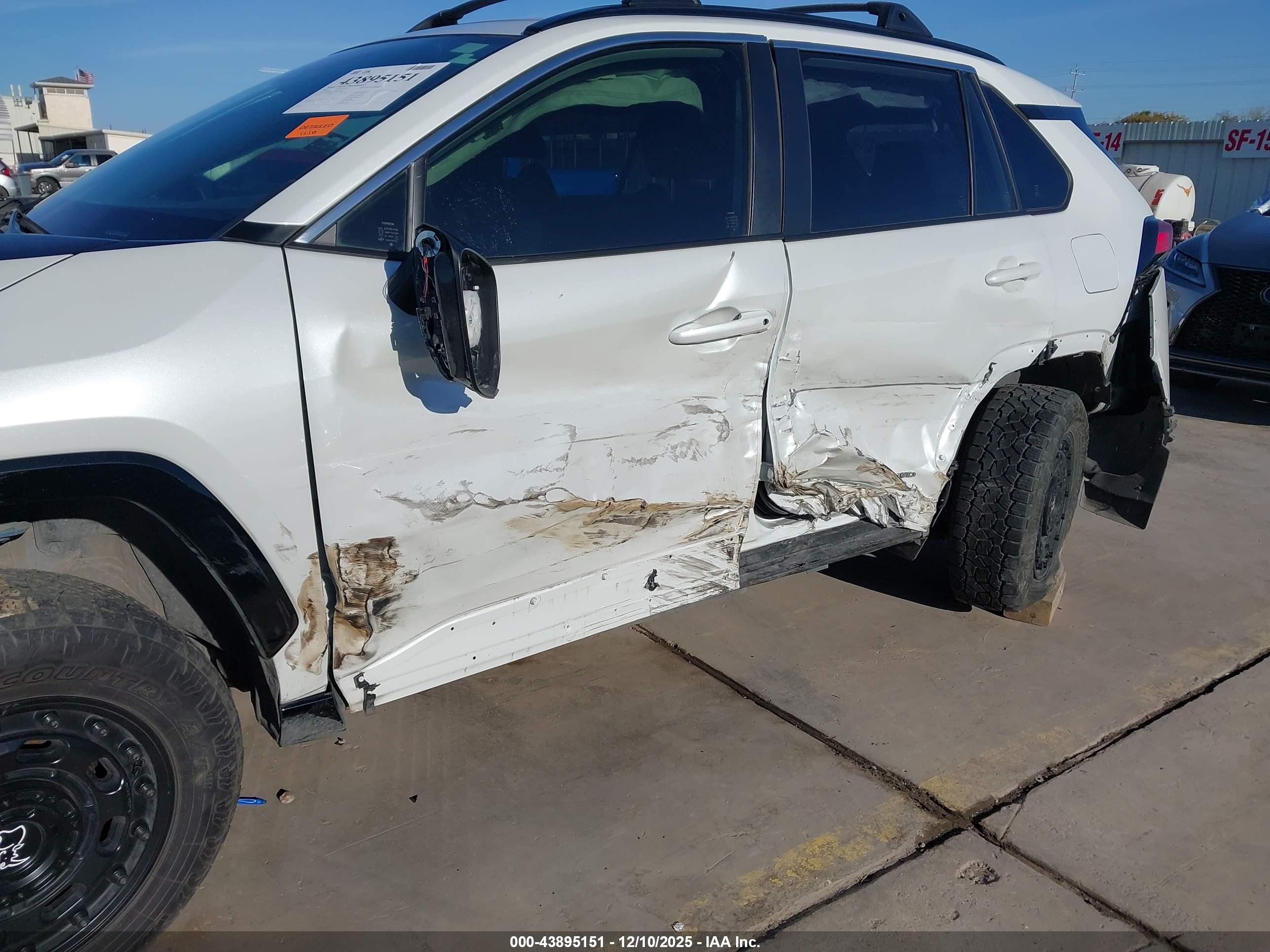 TOYOTA RAV4 image 6