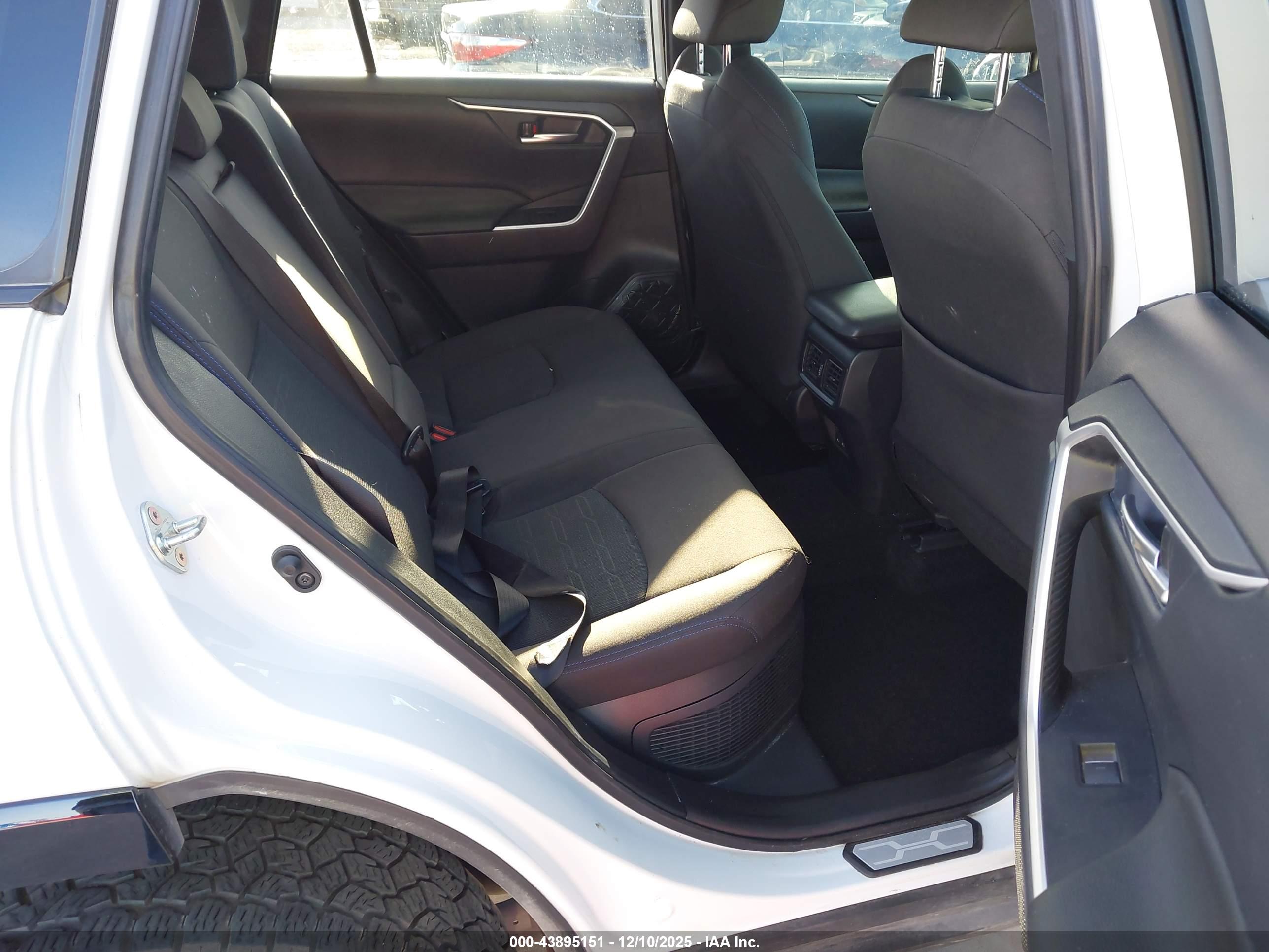 TOYOTA RAV4 image 8