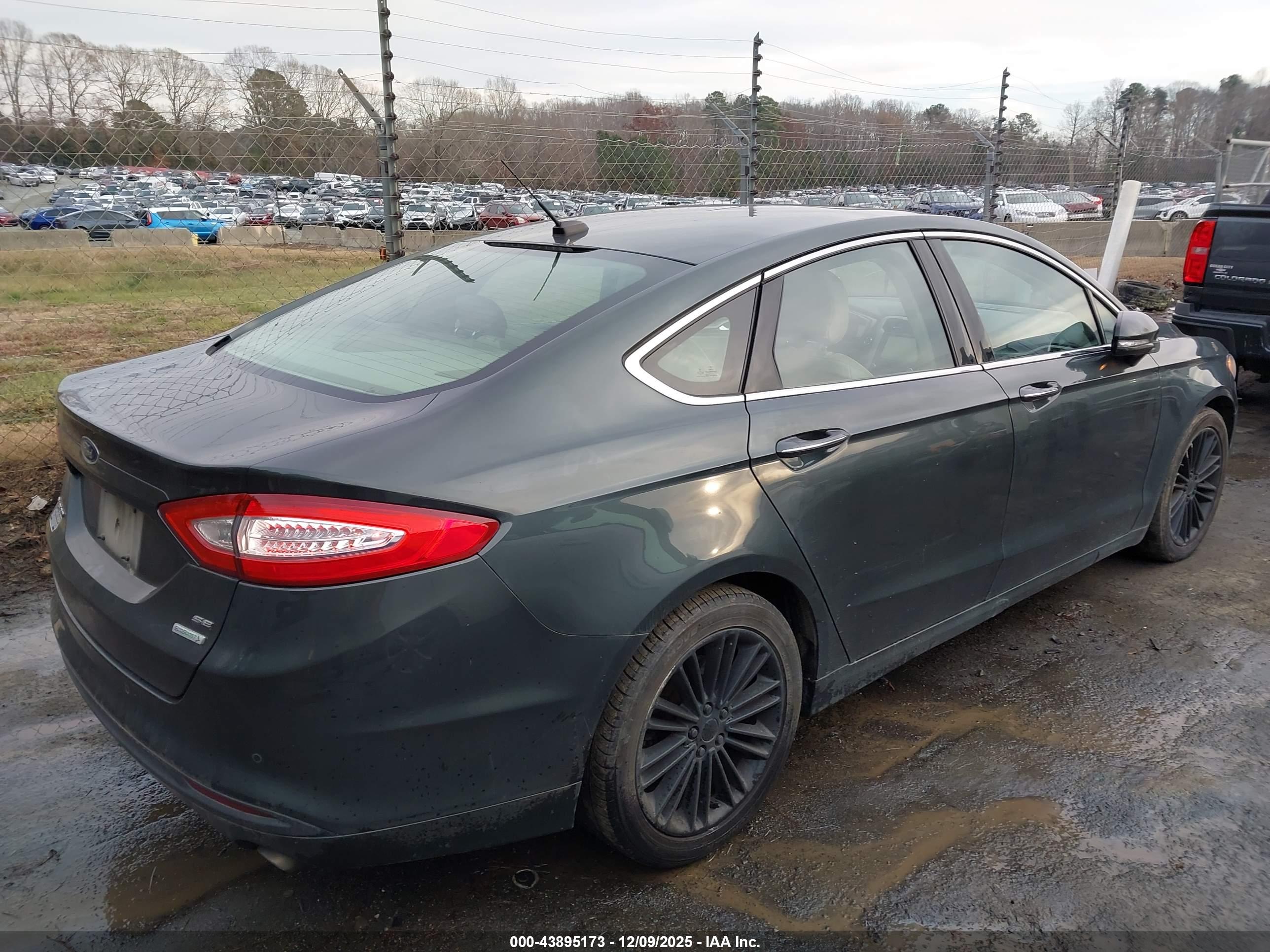 FORD FUSION image 4