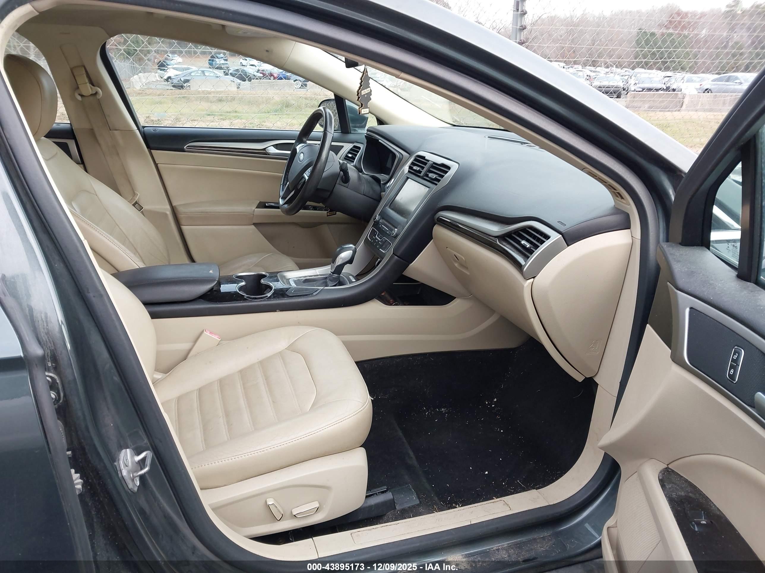 FORD FUSION image 5