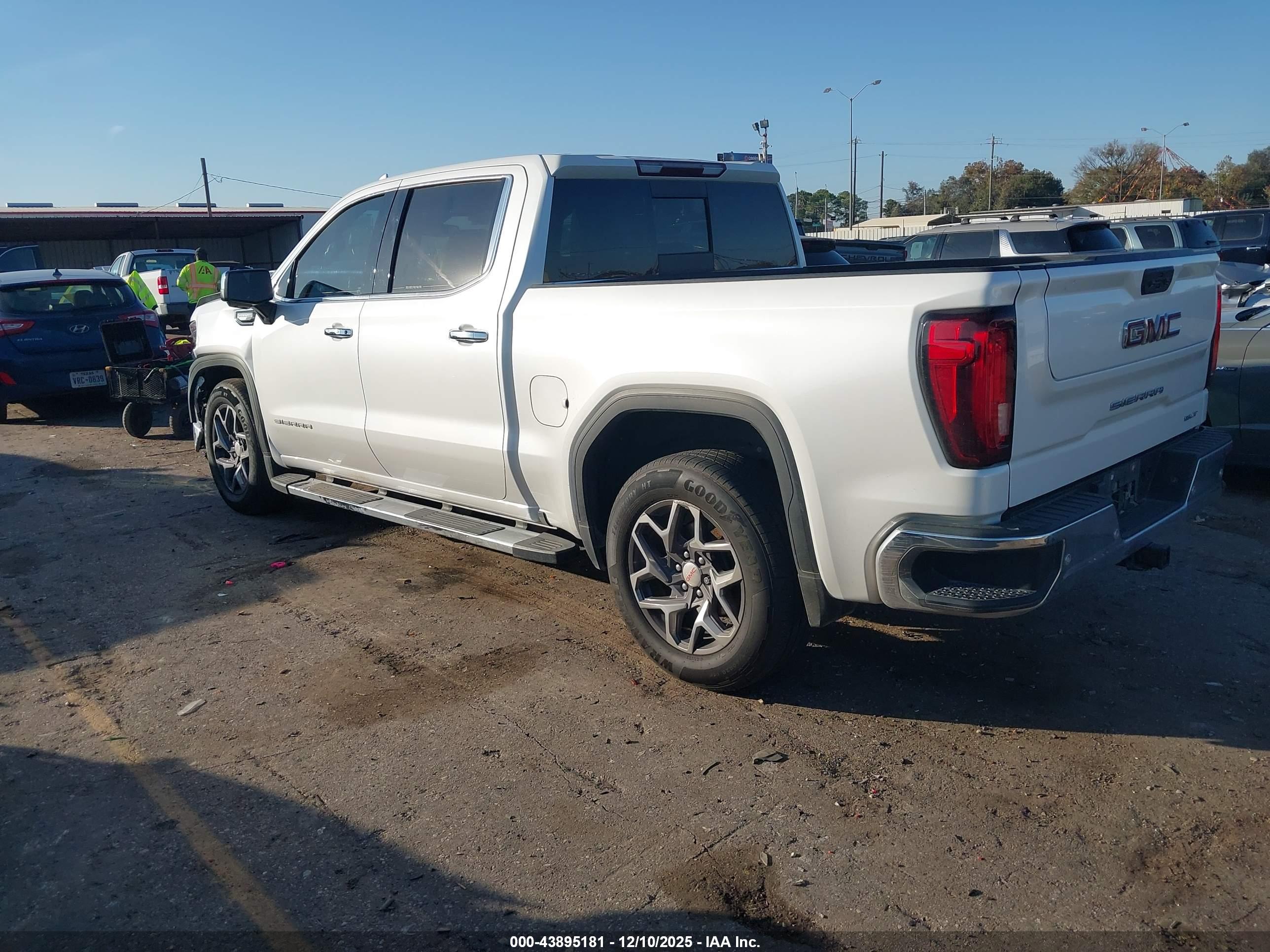 GMC SIERRA image 3