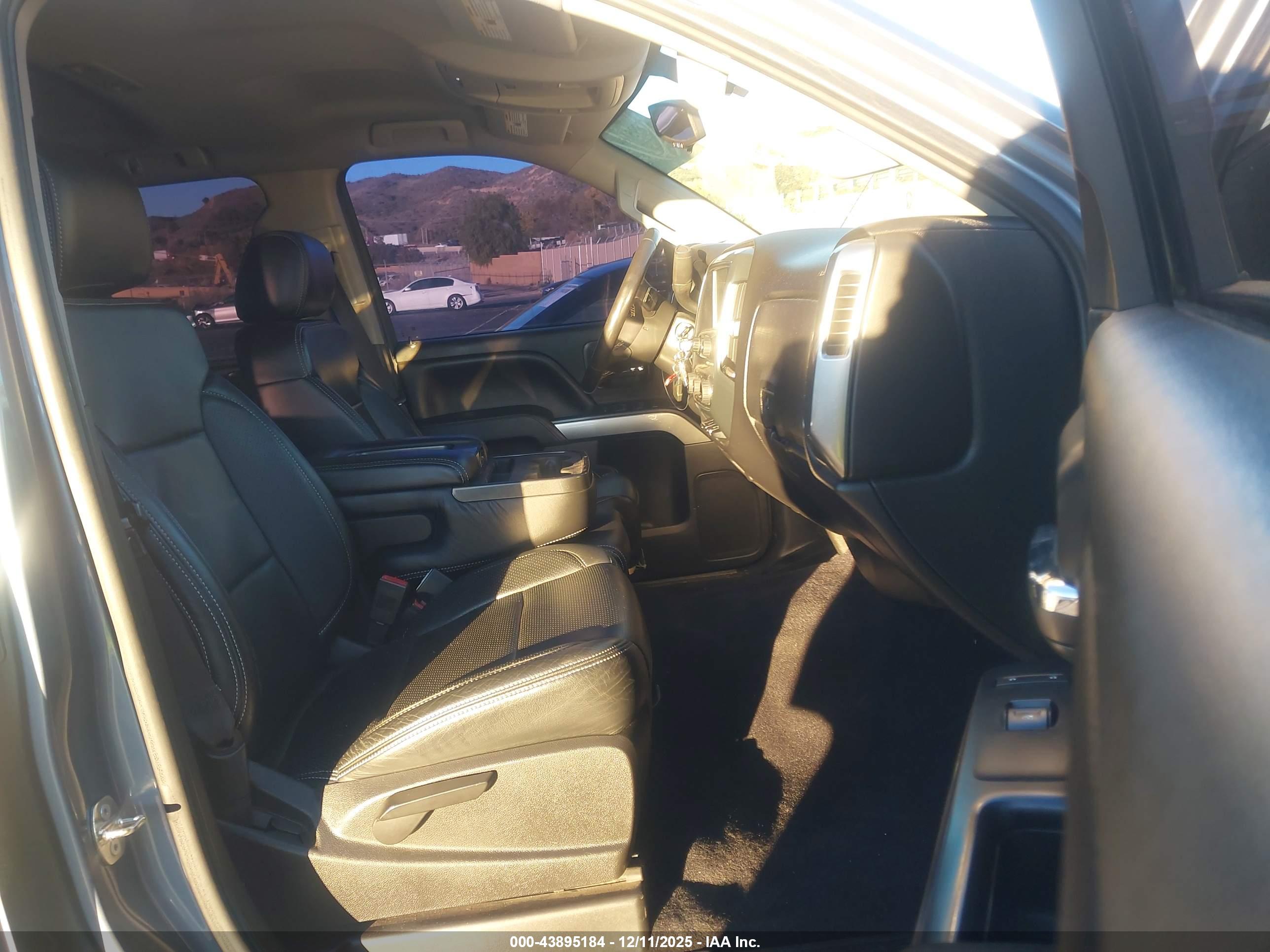CHEVROLET SILVERADO image 5