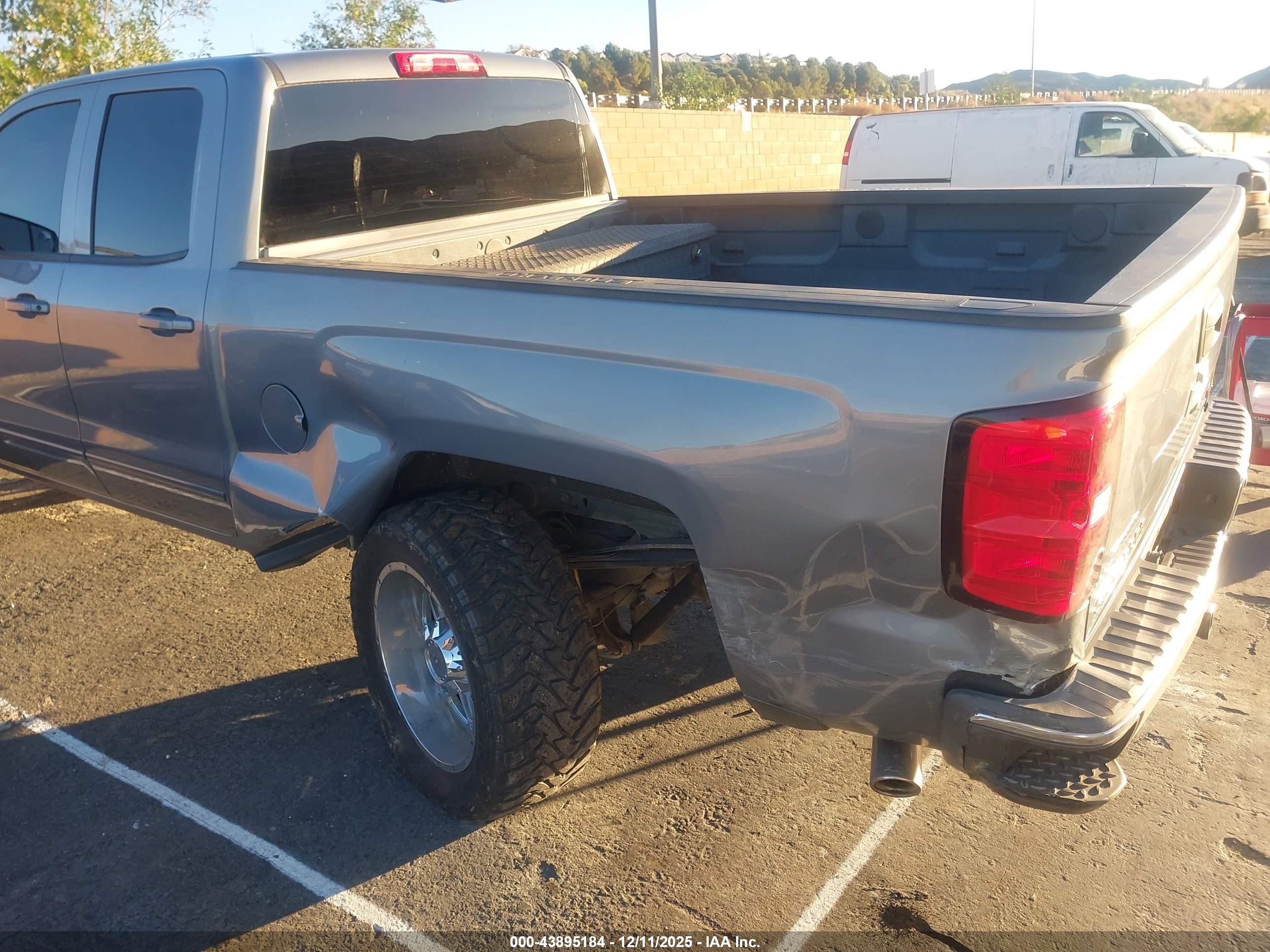 CHEVROLET SILVERADO image 6