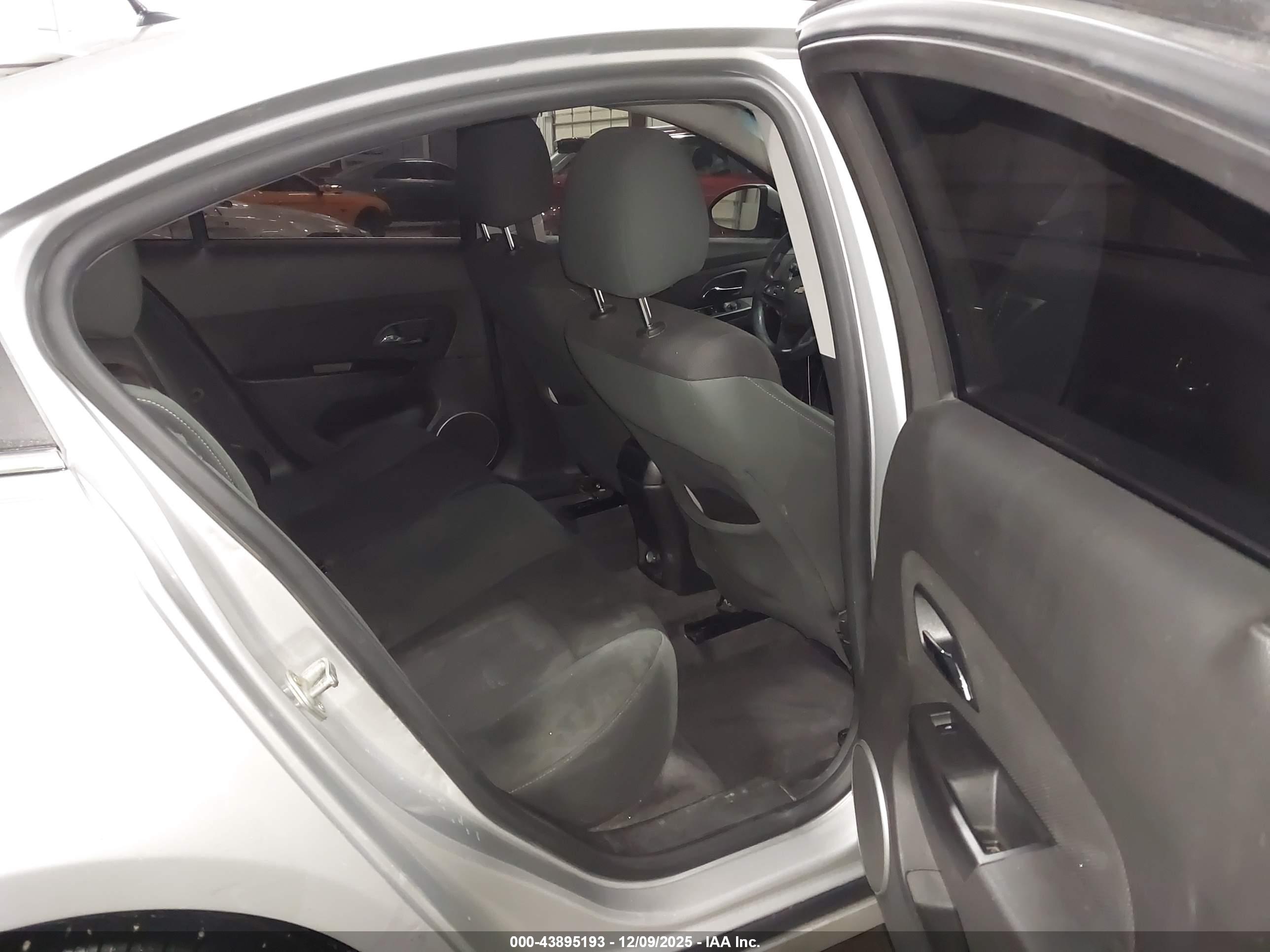 CHEVROLET CRUZE image 8