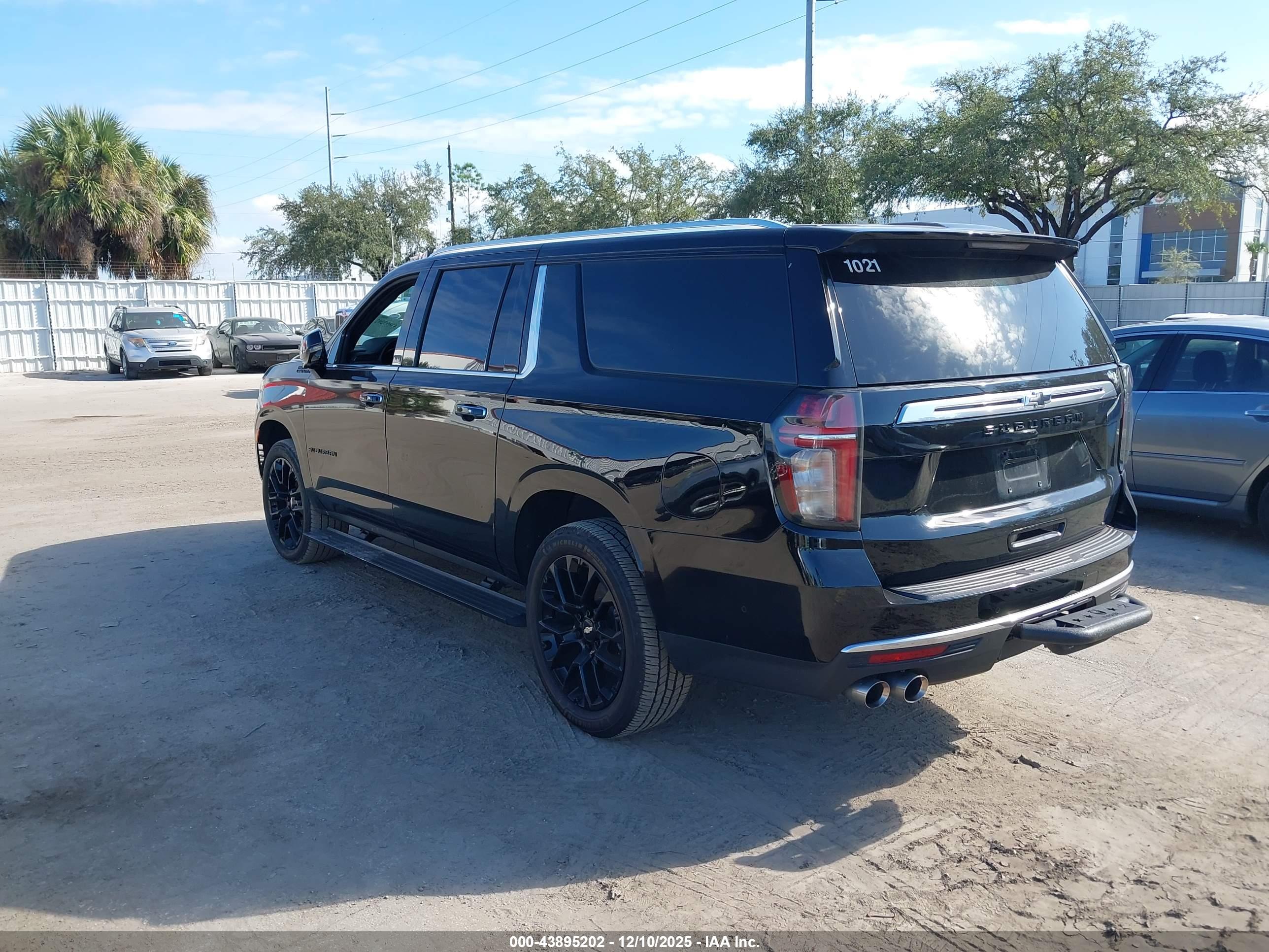 CHEVROLET SUBURBAN image 3
