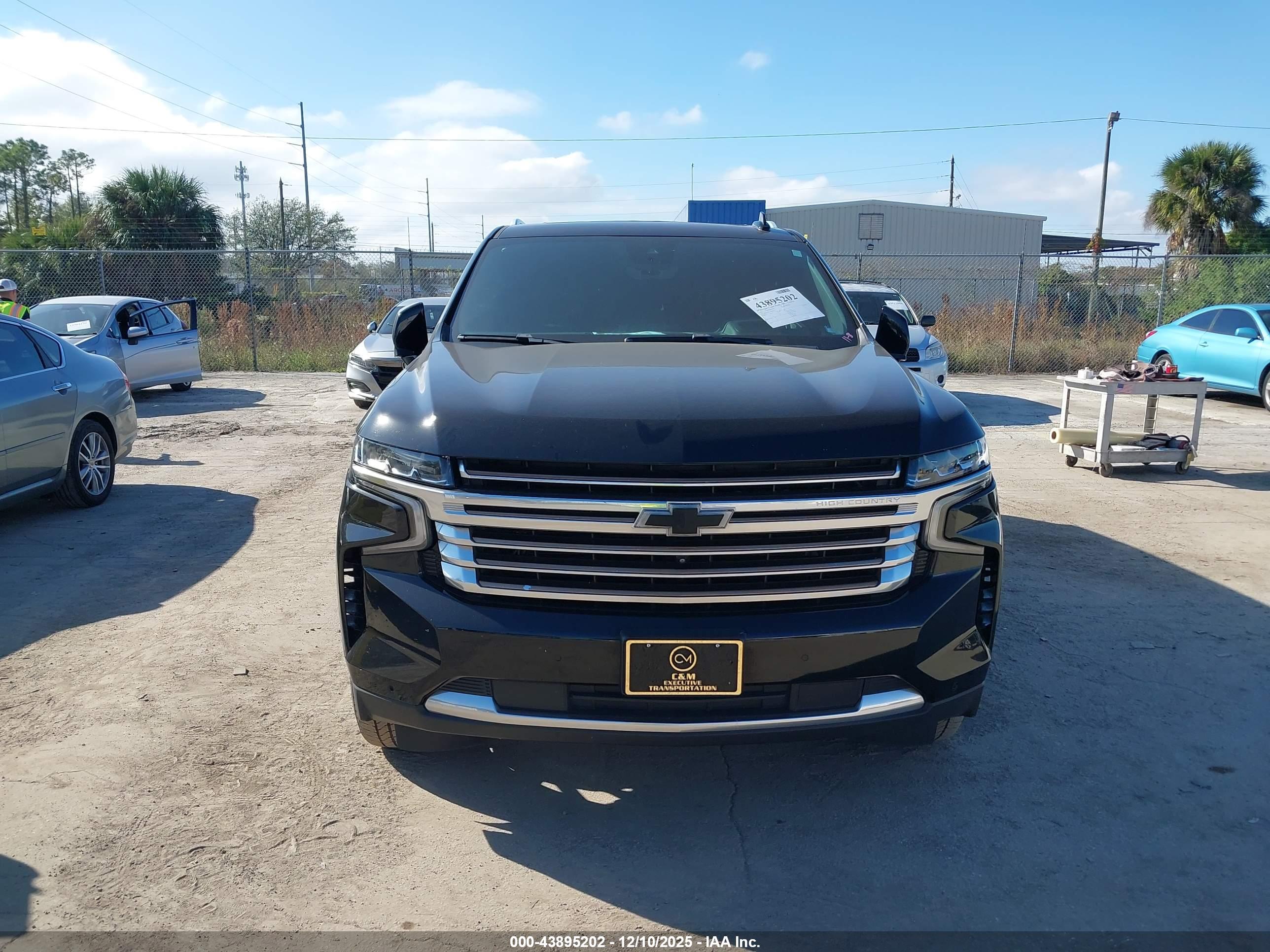 CHEVROLET SUBURBAN image 6