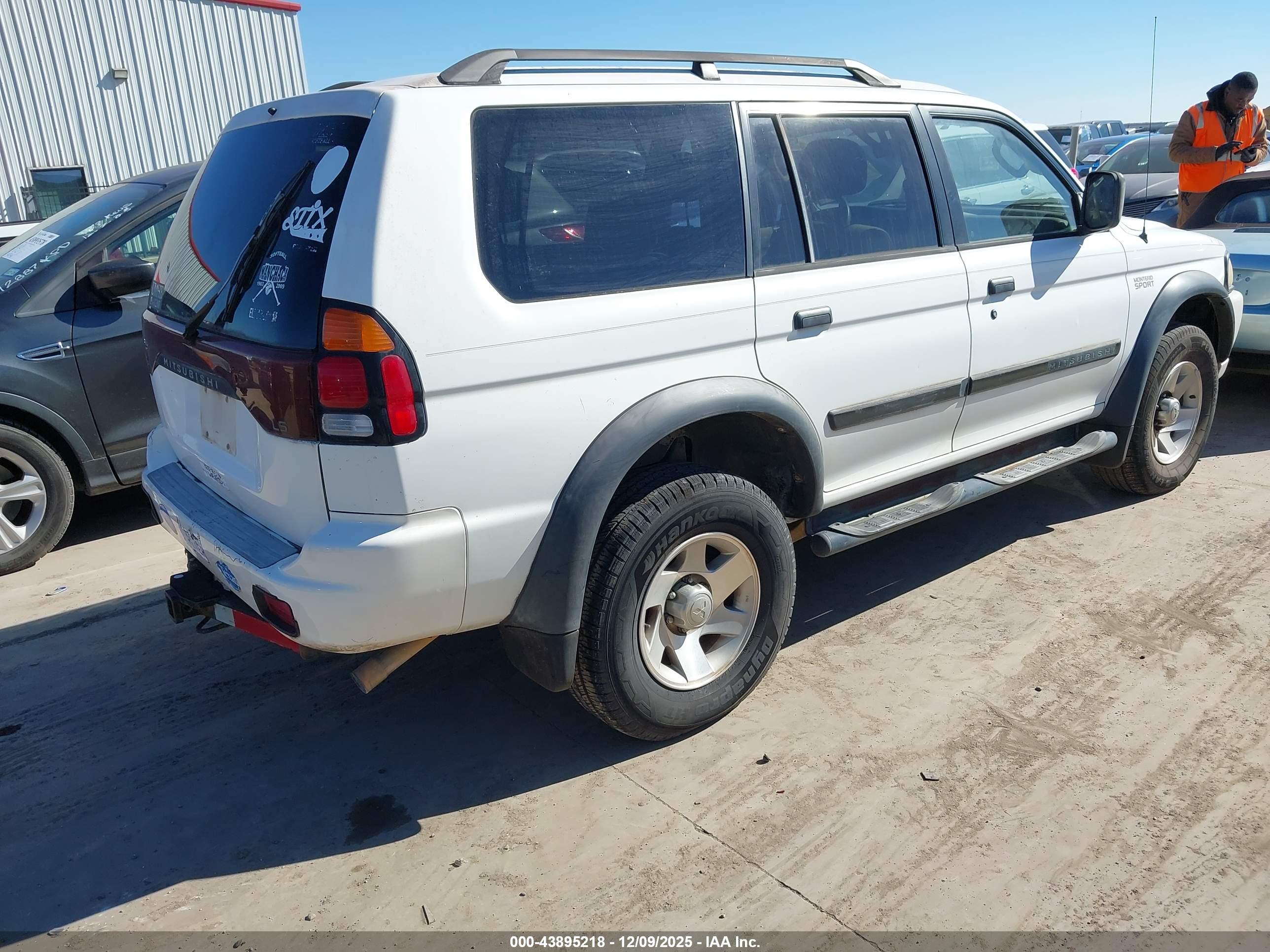 MITSUBISHI MONTERO image 4