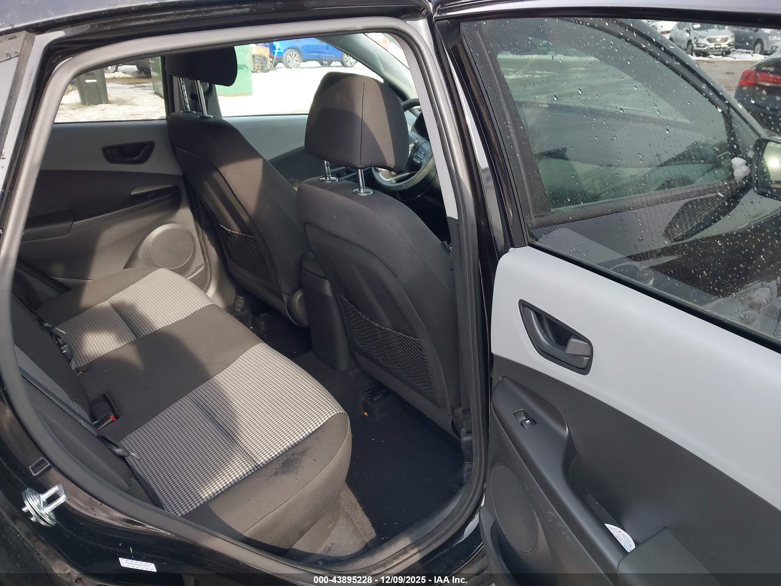 HYUNDAI KONA image 8