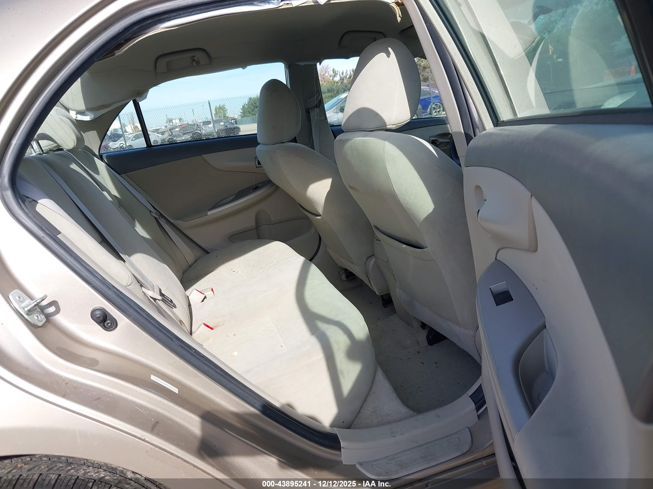 TOYOTA COROLLA image 8
