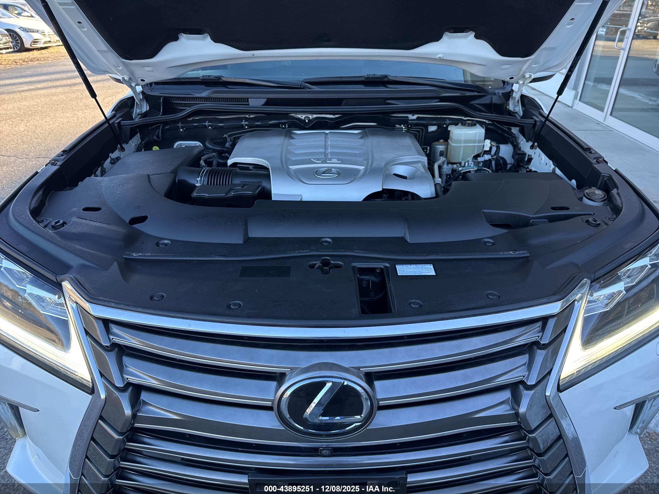 LEXUS LX image 10