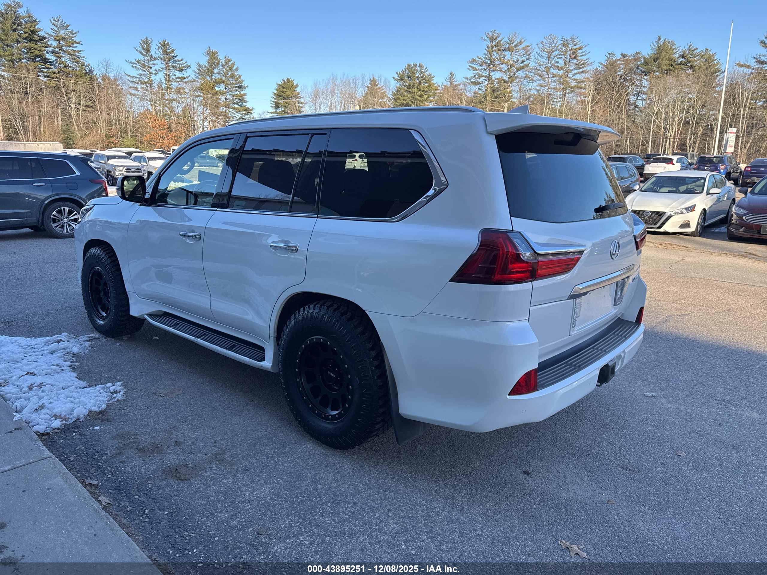 LEXUS LX image 3