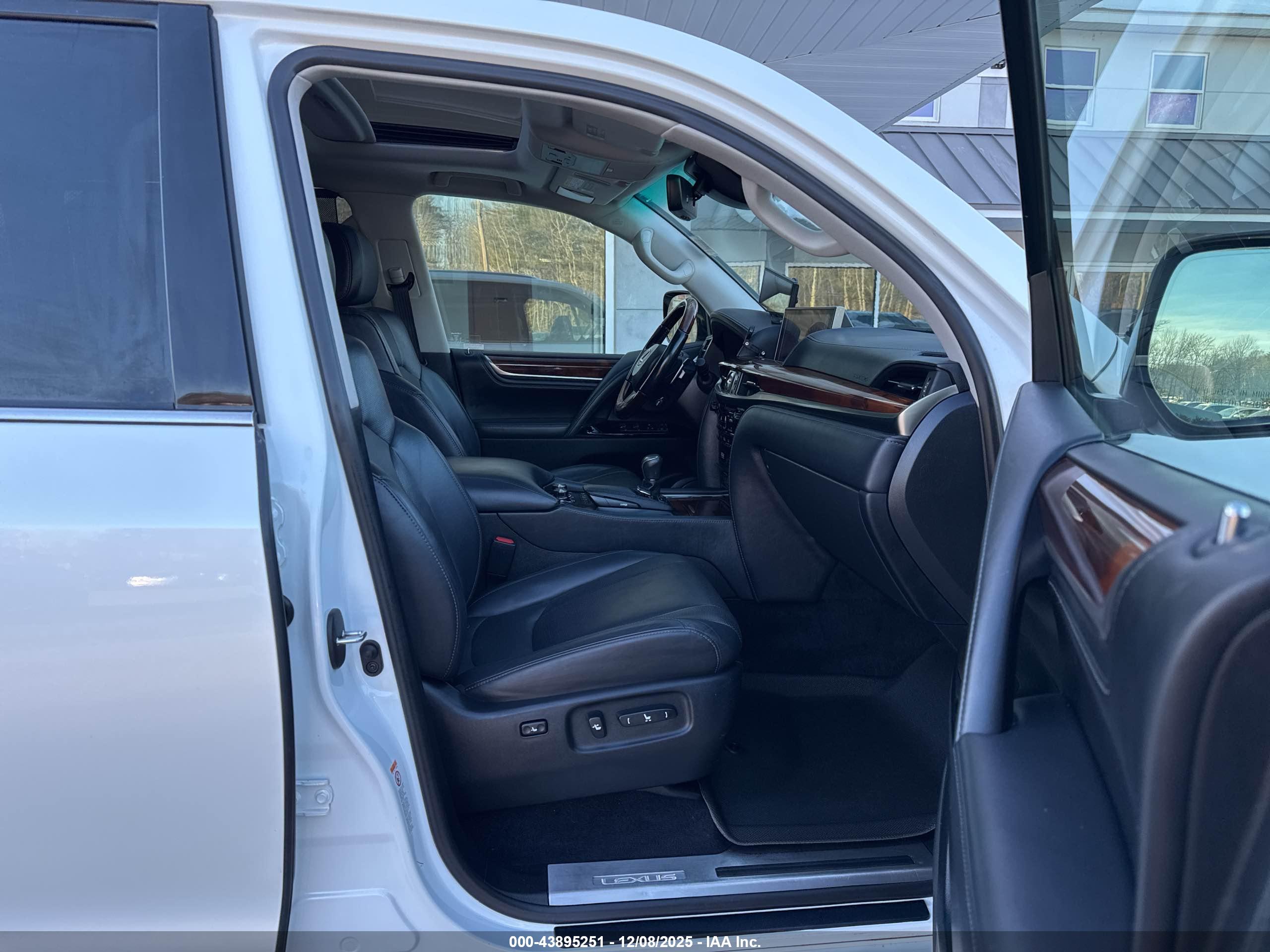 LEXUS LX image 5