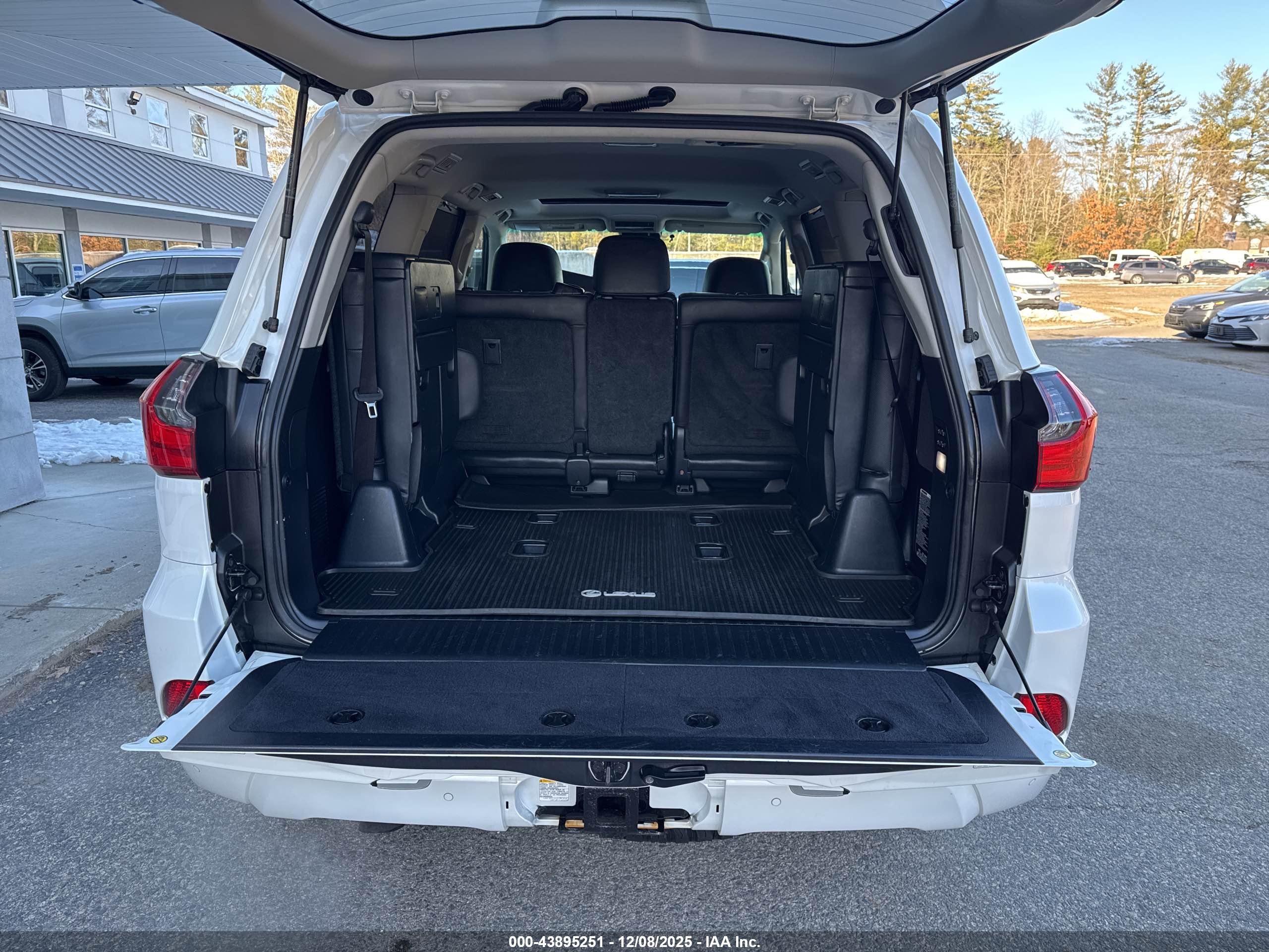 LEXUS LX image 6