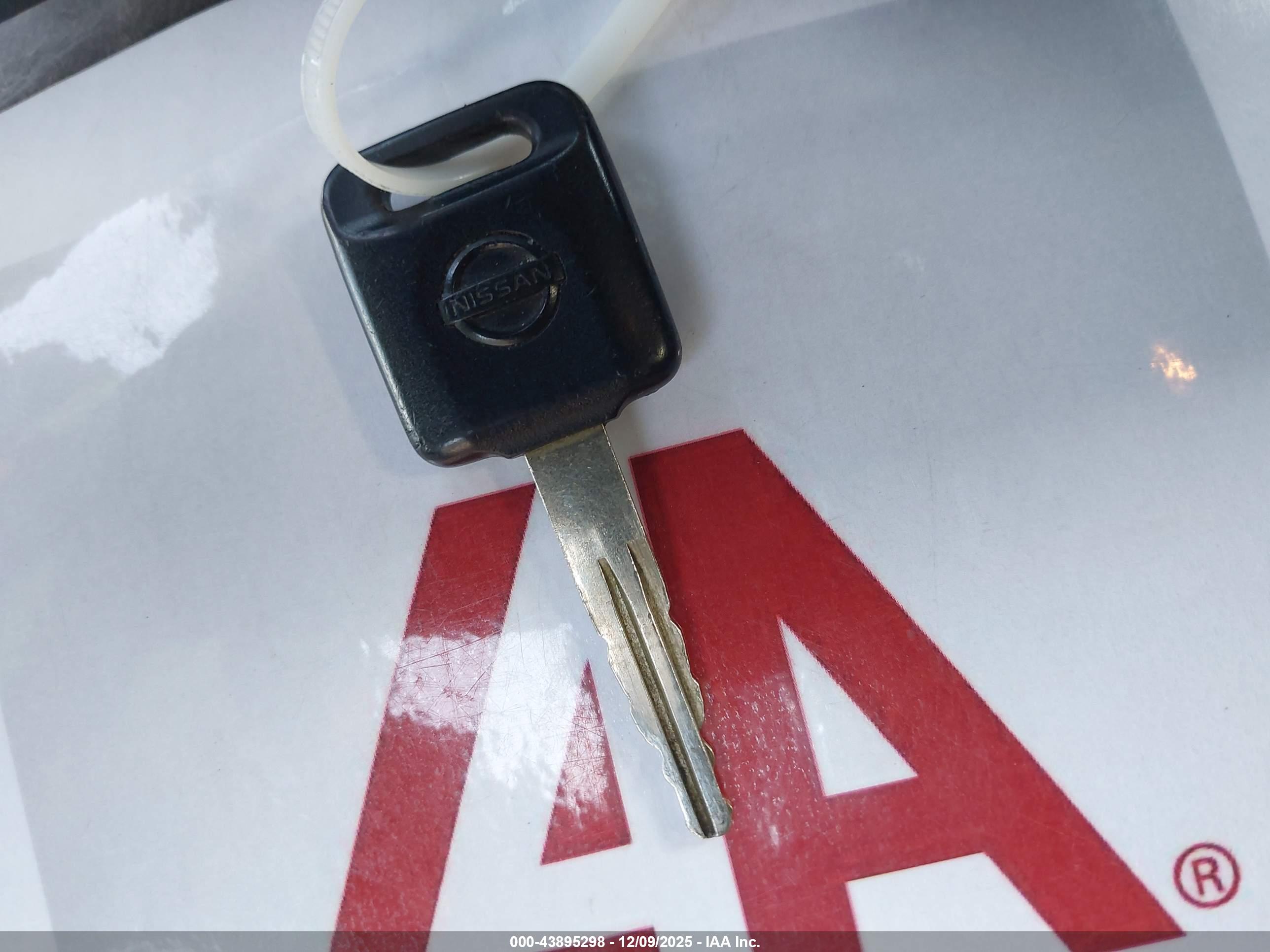 NISSAN VERSA image 11