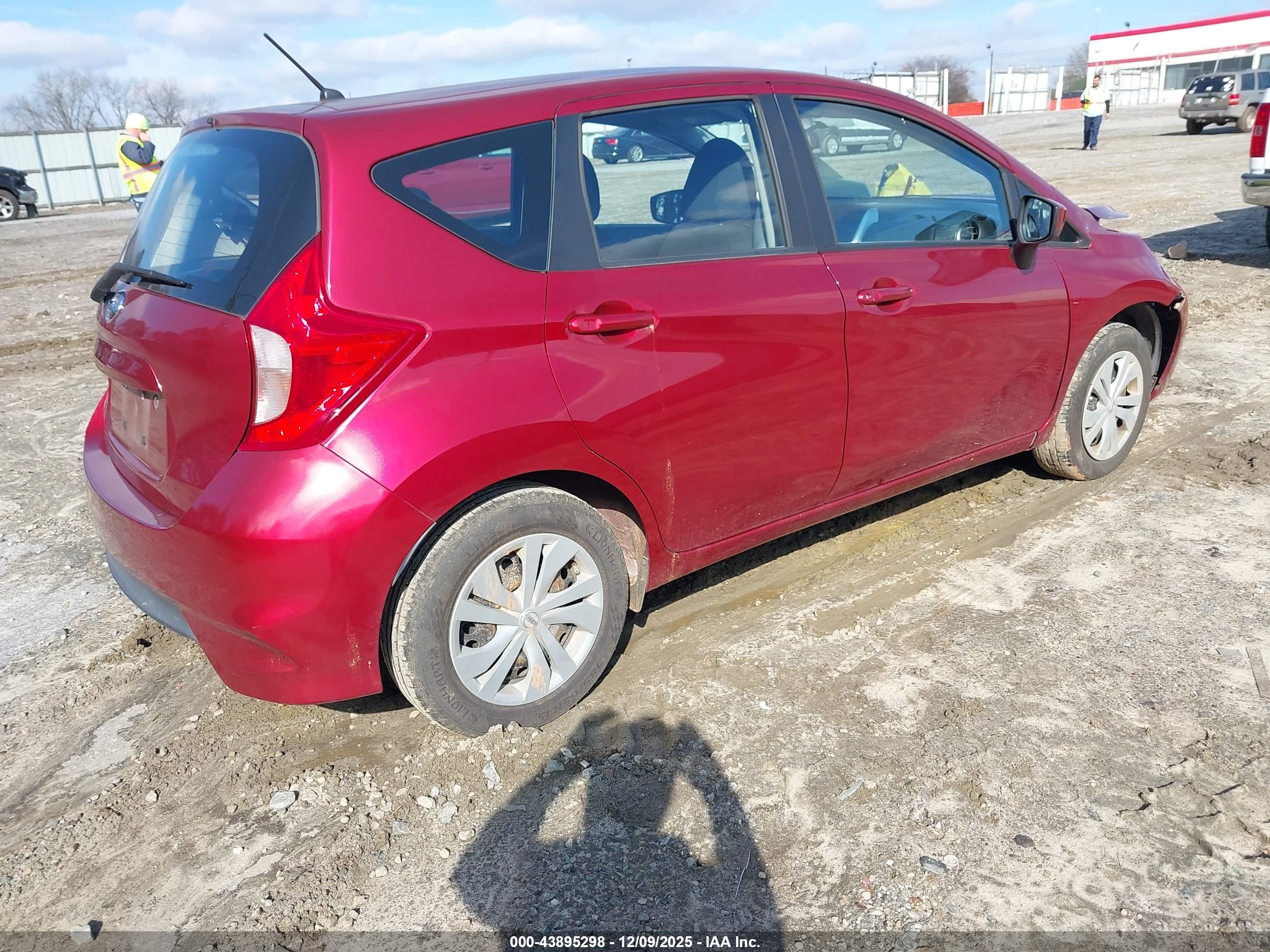 NISSAN VERSA image 4