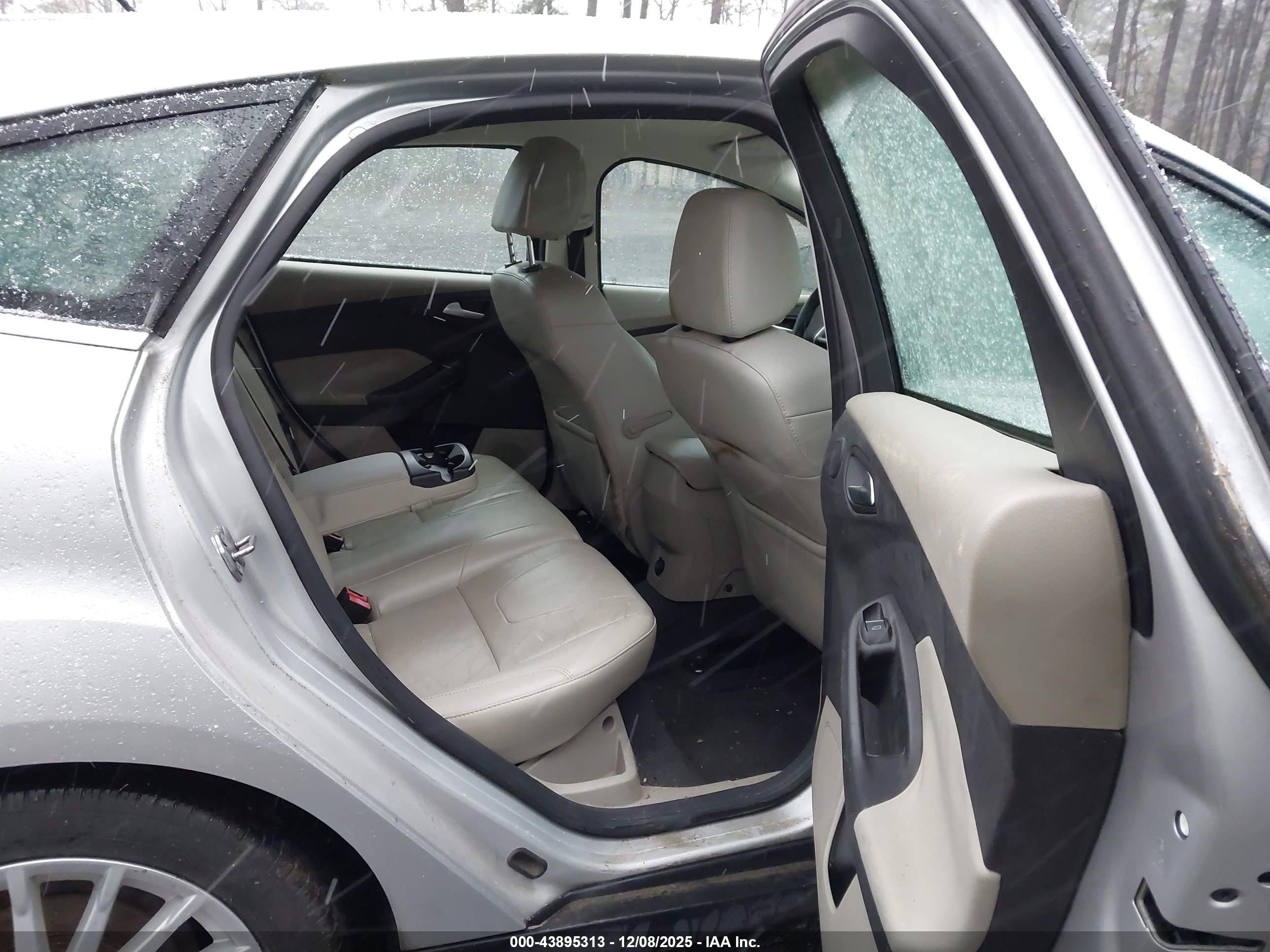 FORD FOCUS image 8