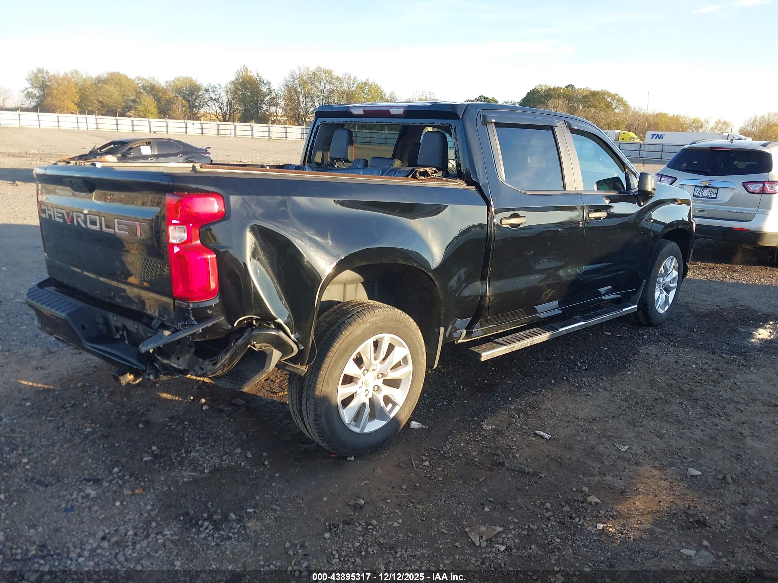 CHEVROLET SILVERADO image 4