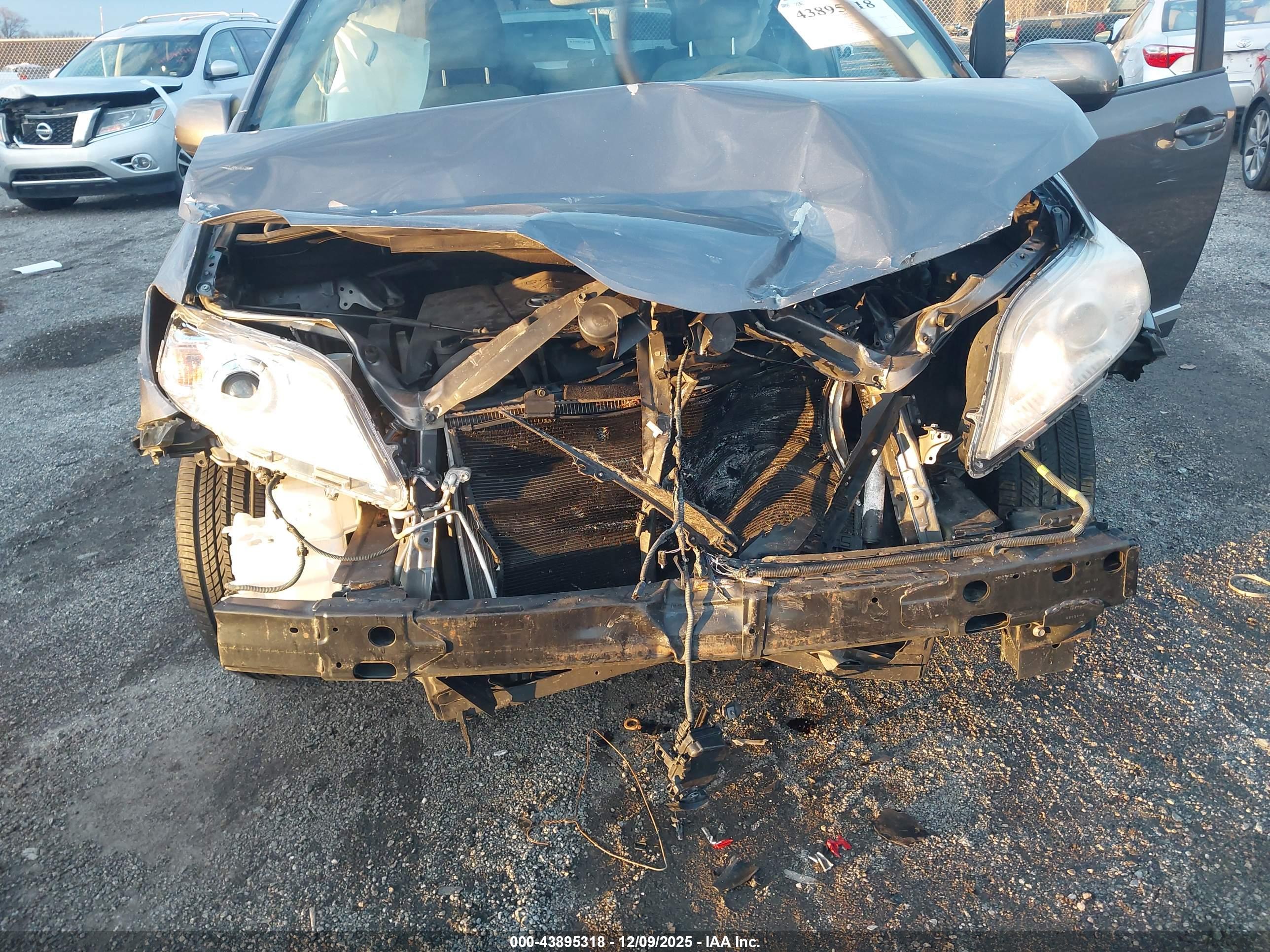 TOYOTA SIENNA image 6