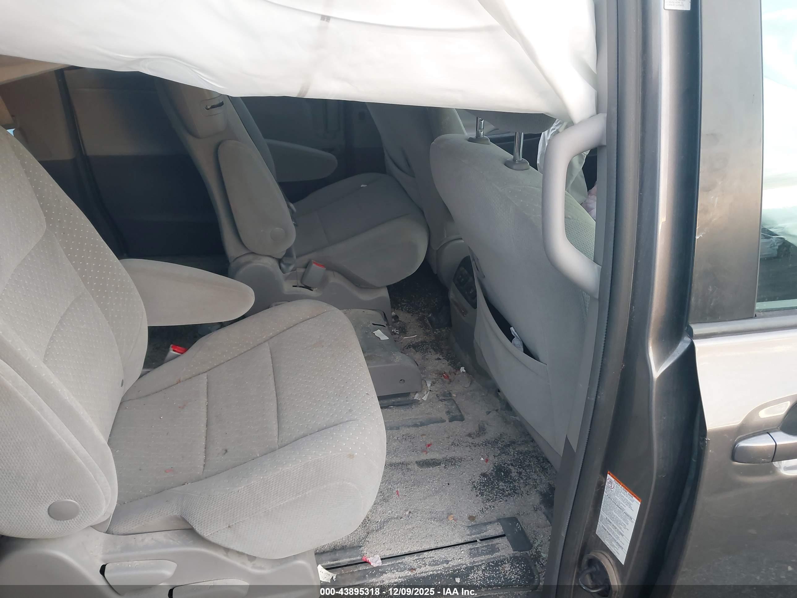 TOYOTA SIENNA image 8