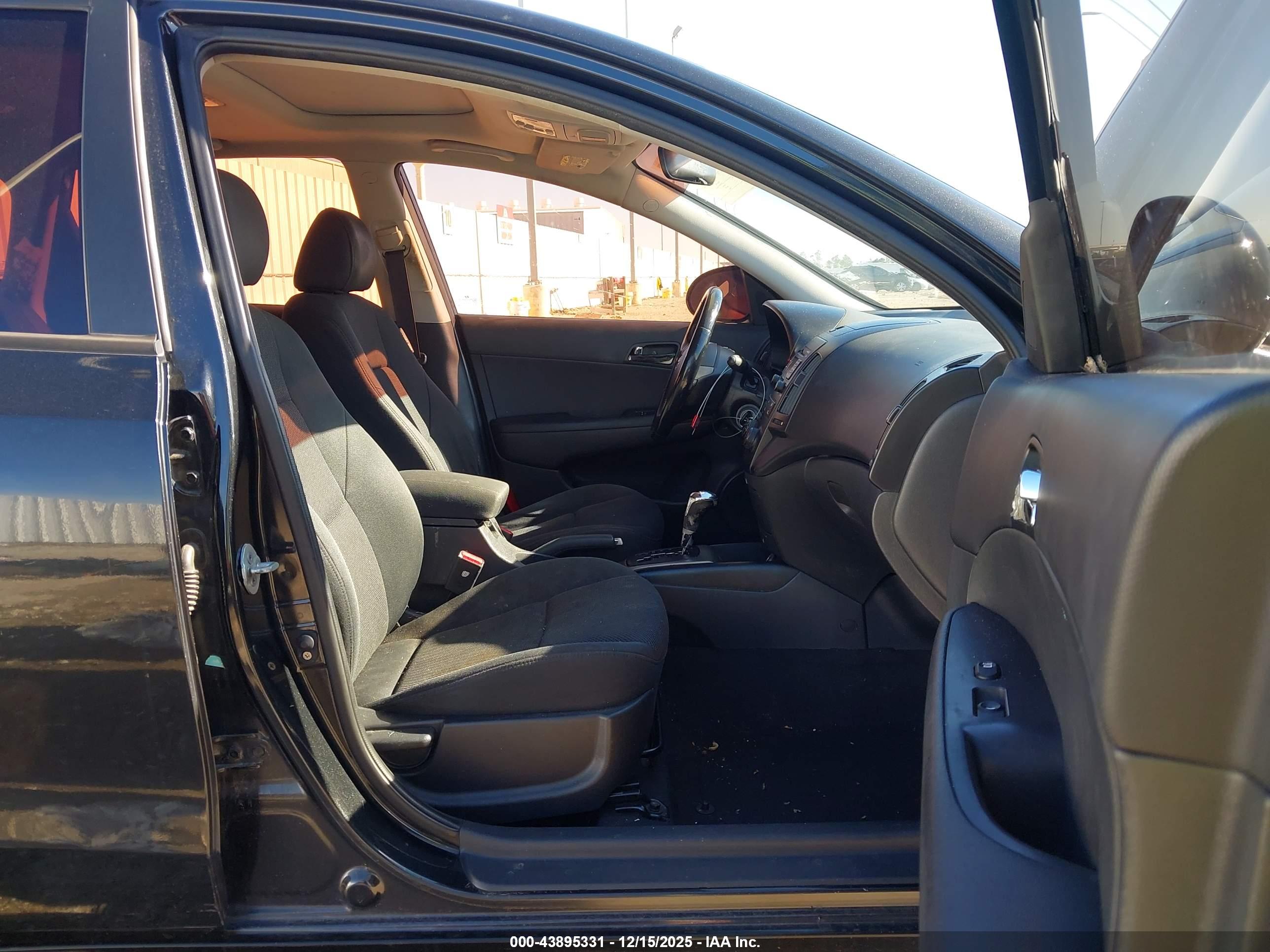 HYUNDAI ELANTRA image 5