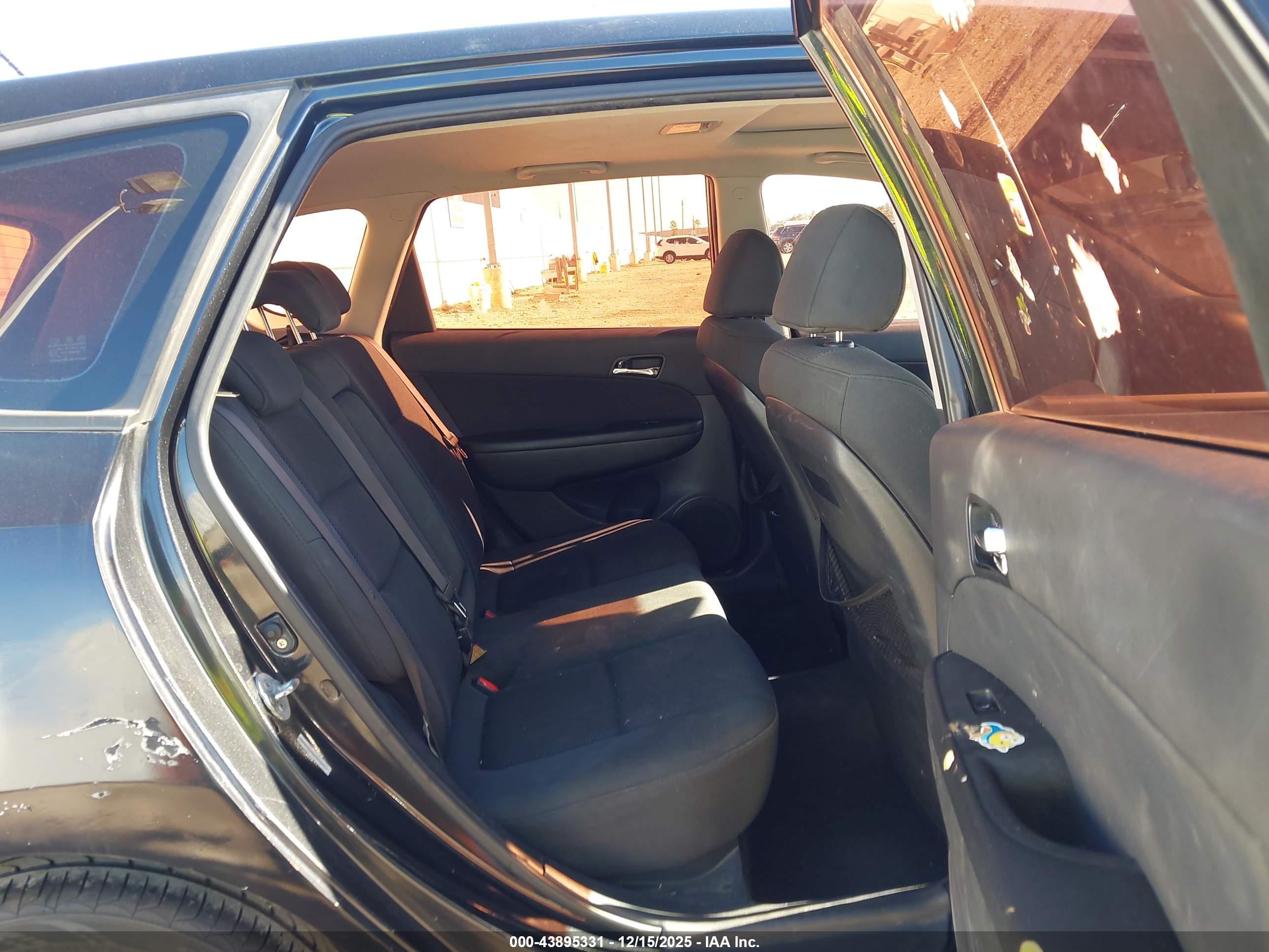 HYUNDAI ELANTRA image 8