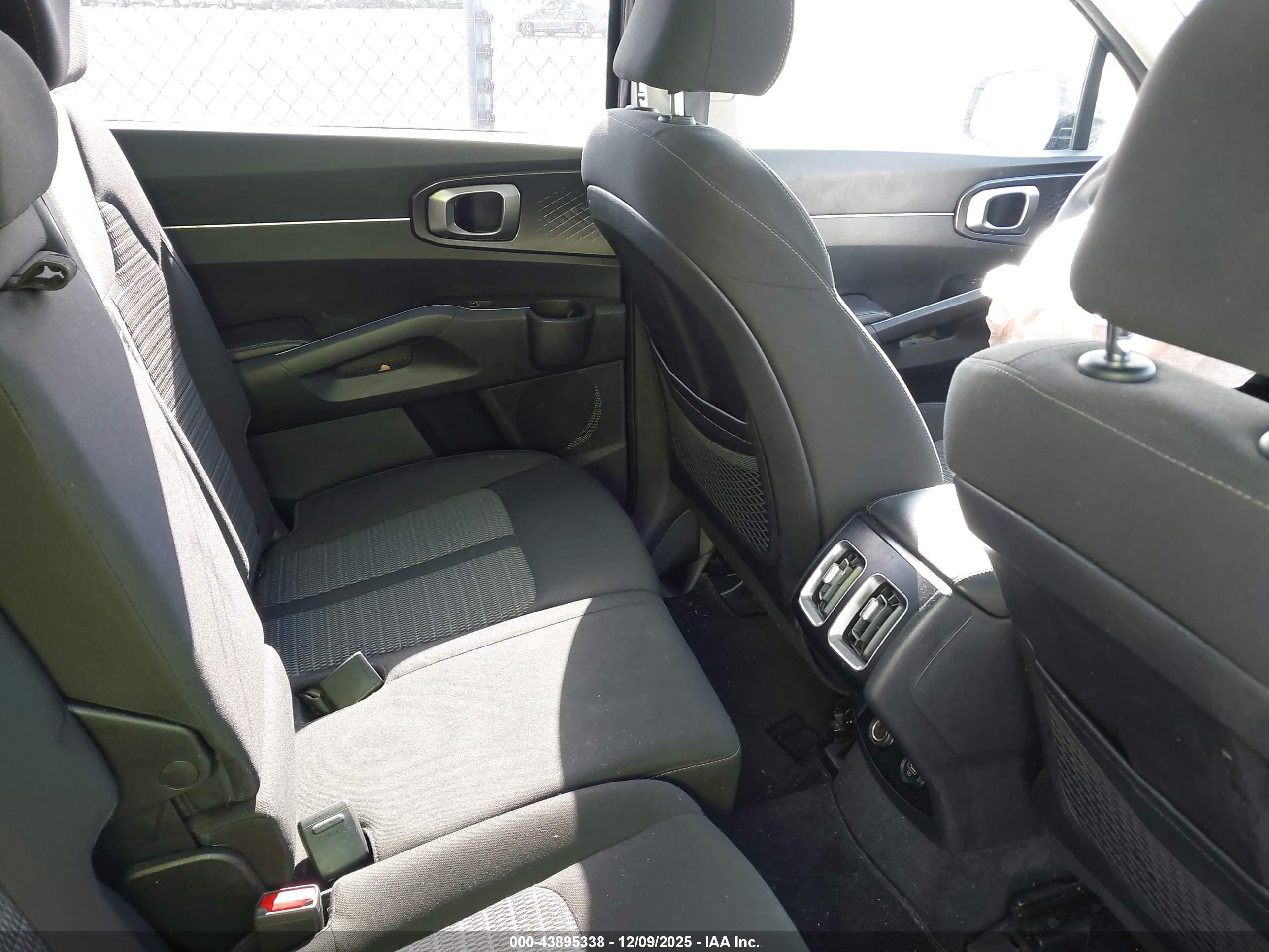 KIA SORENTO image 8