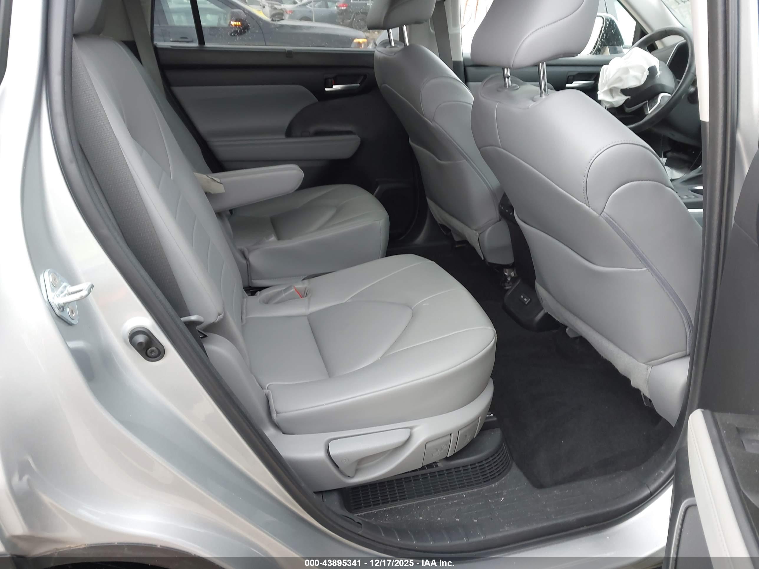 TOYOTA HIGHLANDER image 8