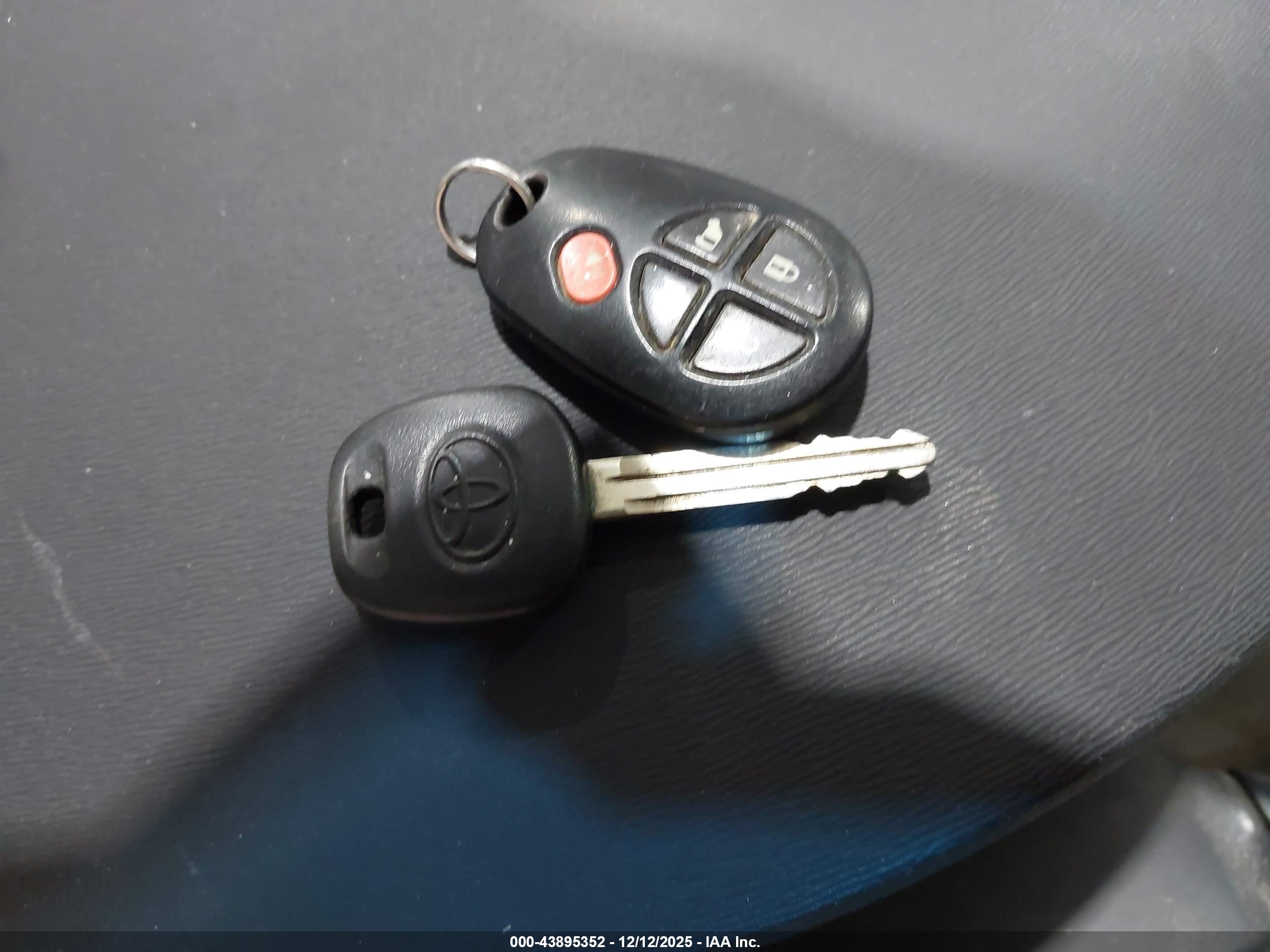 TOYOTA SIENNA image 11
