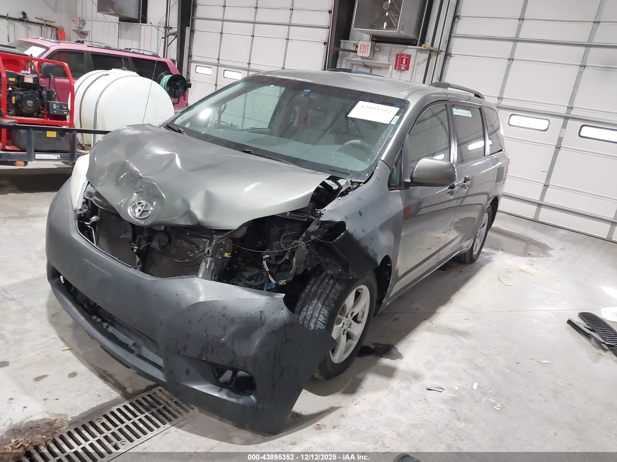 TOYOTA SIENNA image 2