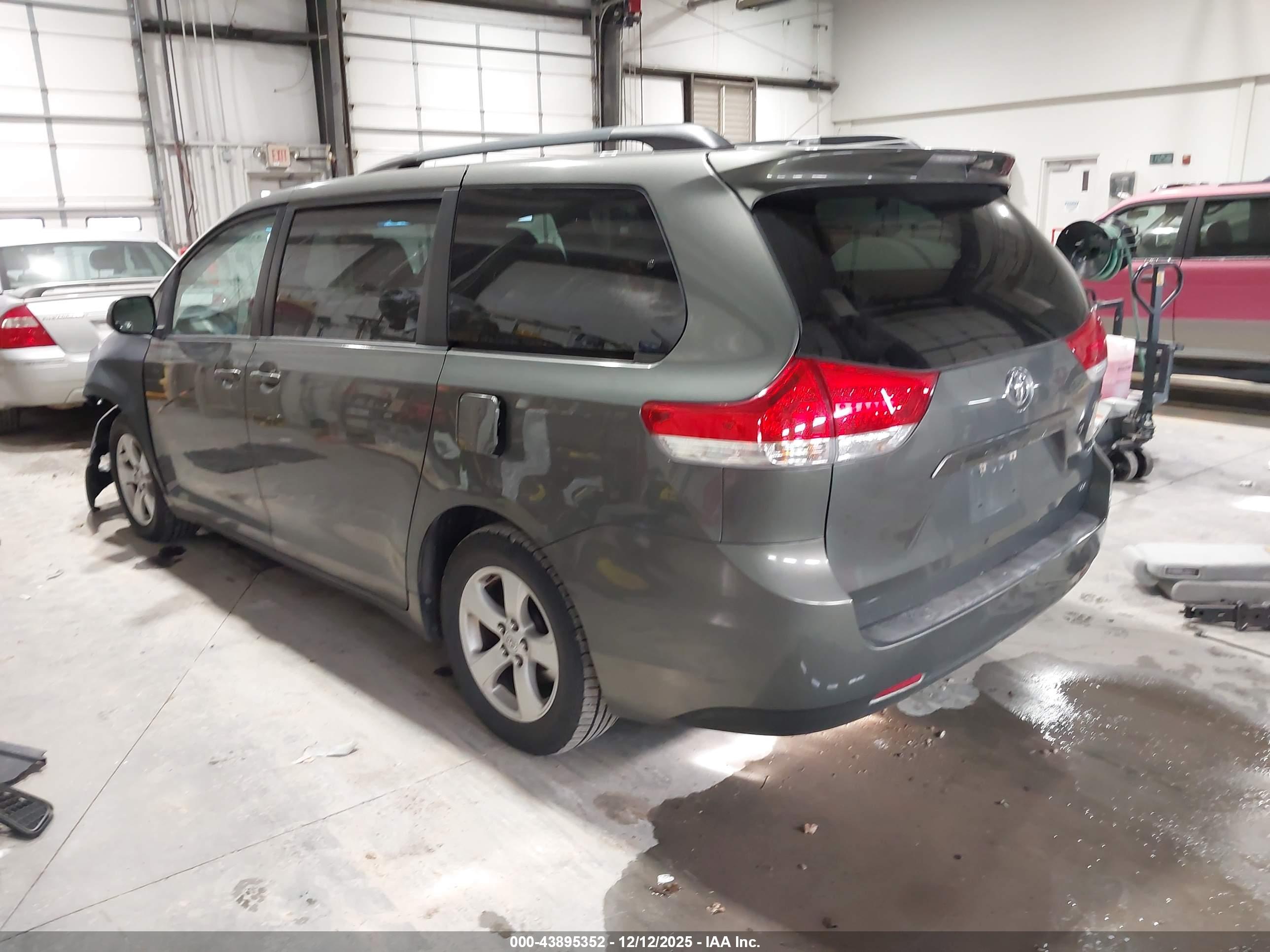 TOYOTA SIENNA image 3
