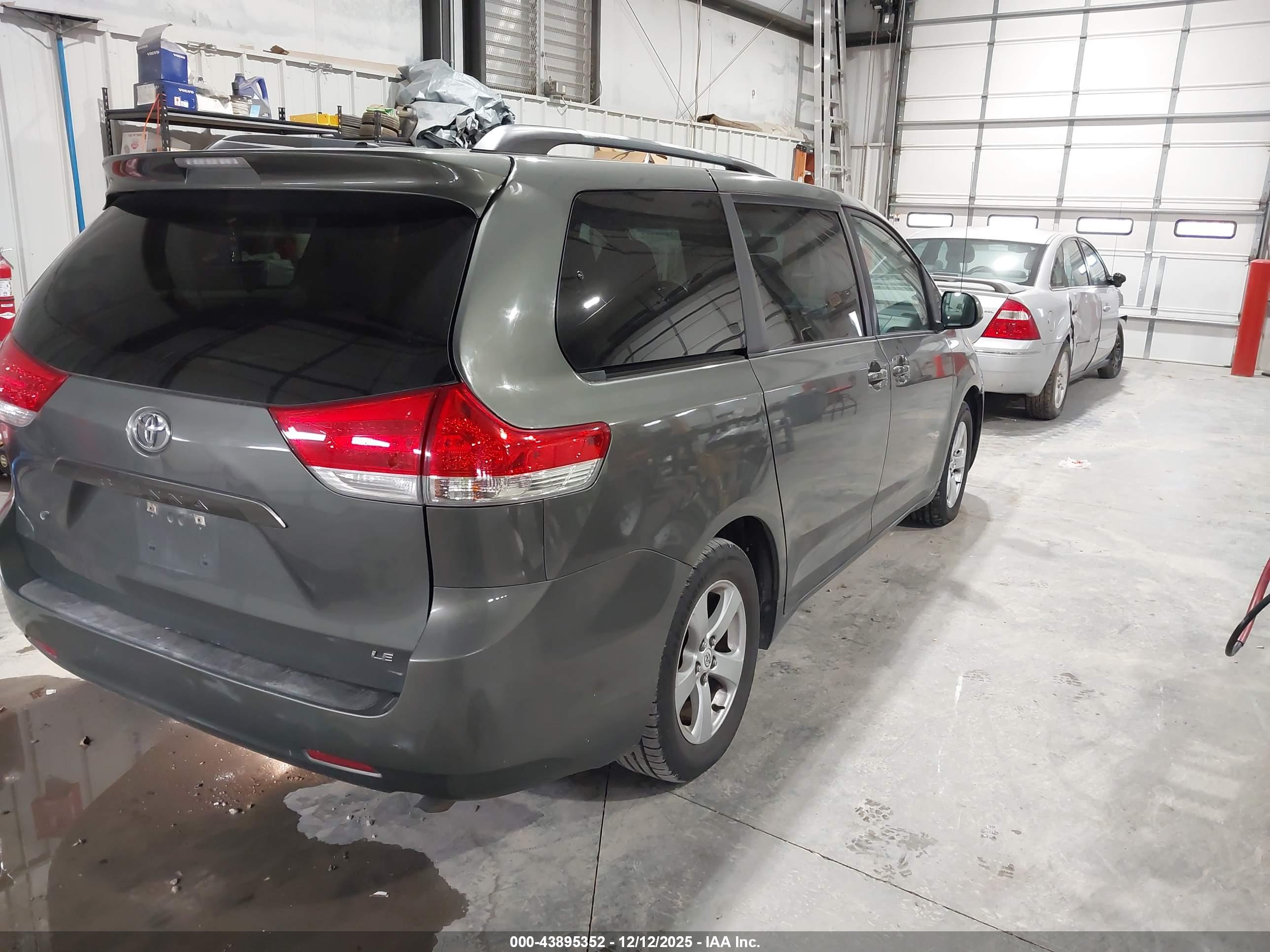 TOYOTA SIENNA image 4