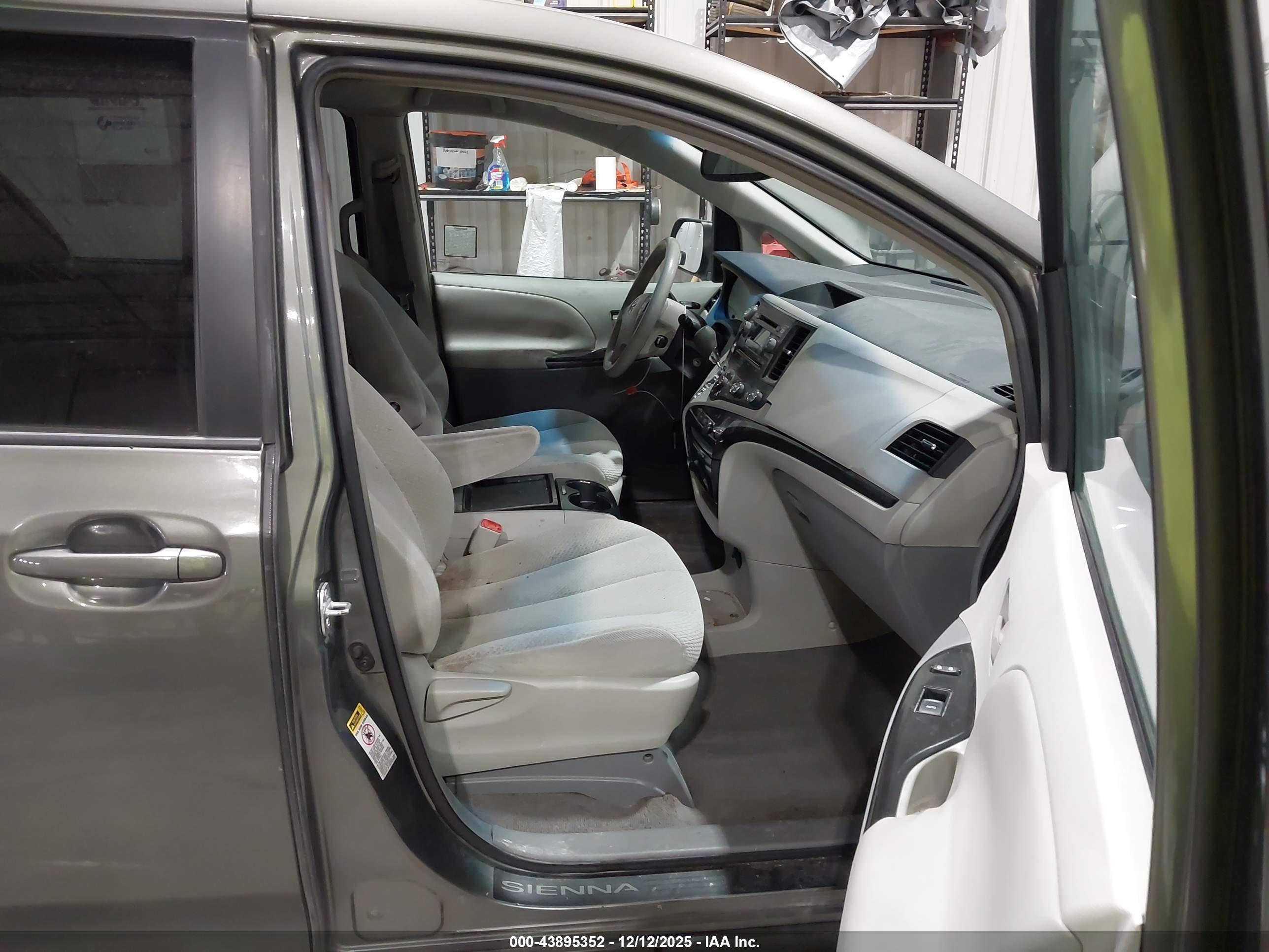 TOYOTA SIENNA image 5
