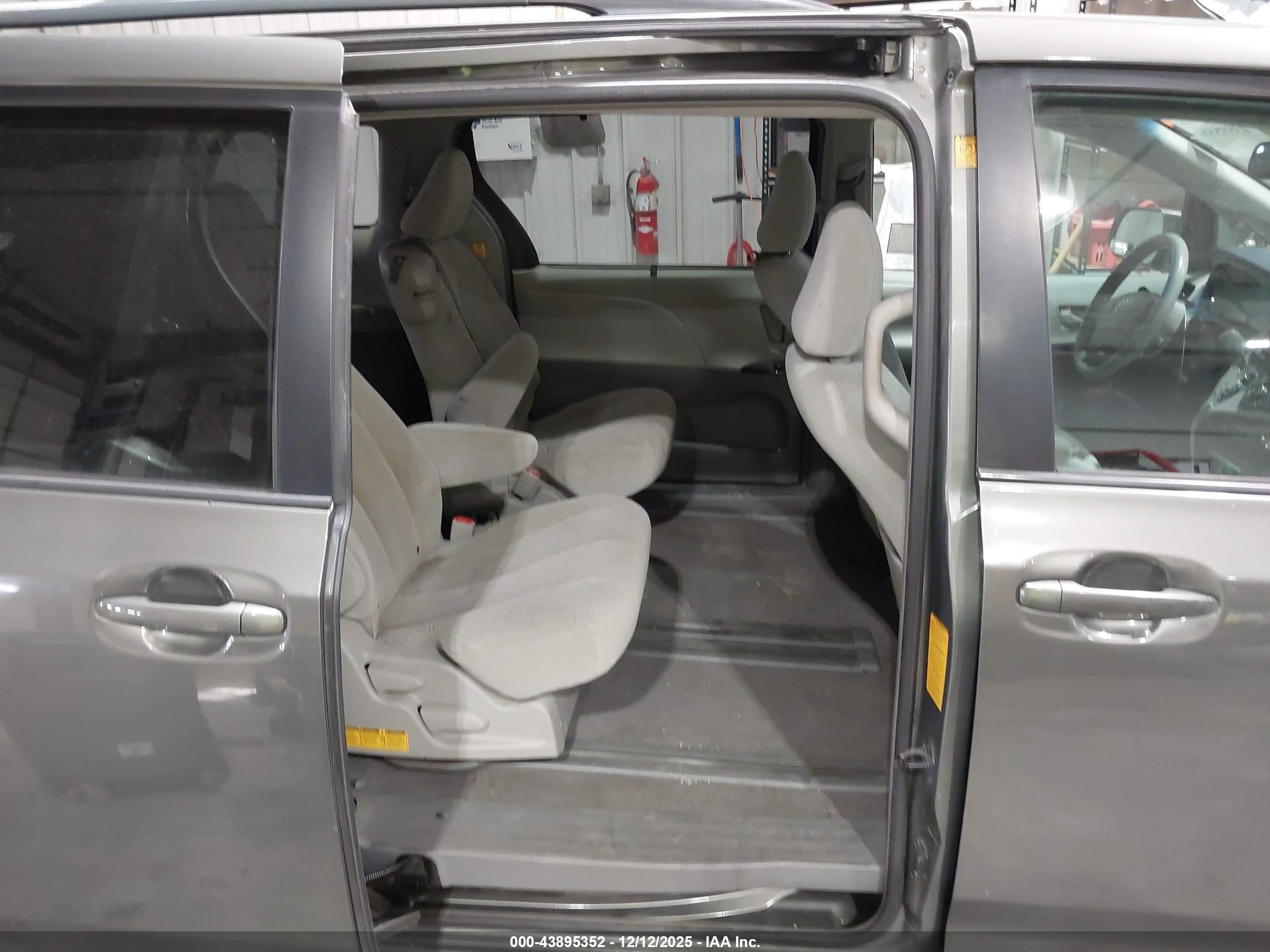 TOYOTA SIENNA image 8