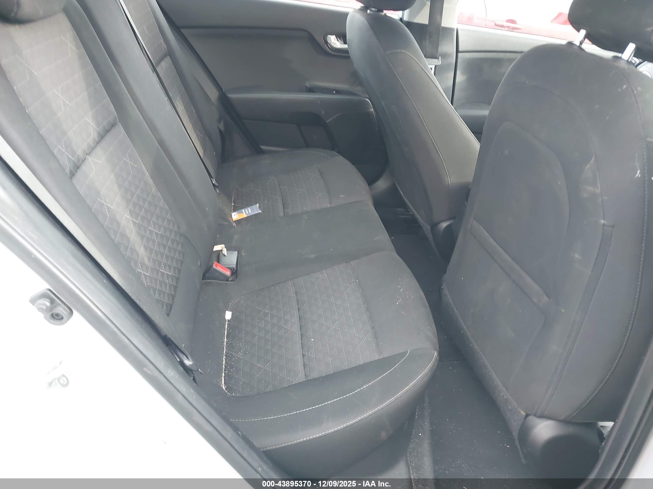 KIA RIO image 8