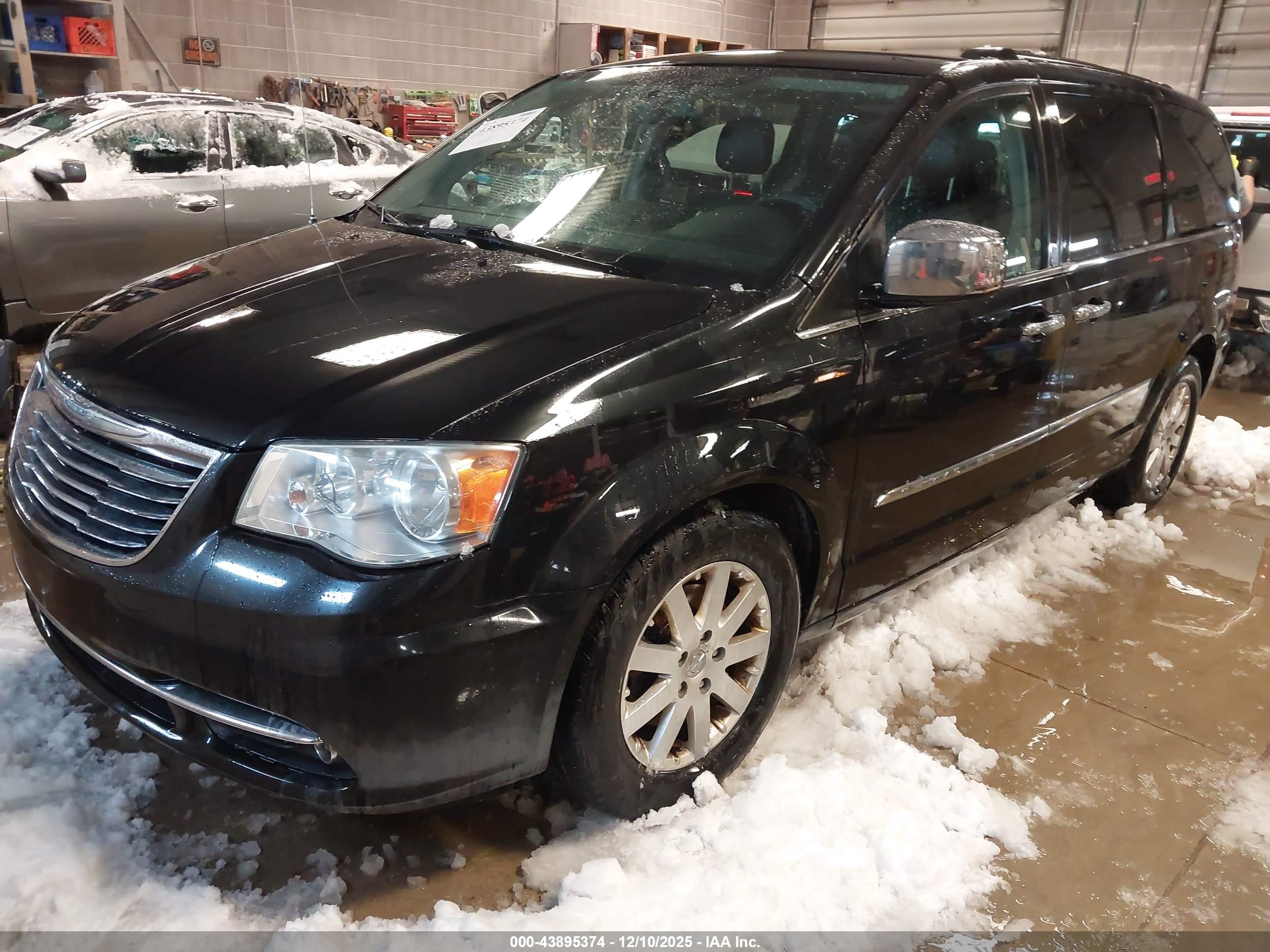 CHRYSLER TOWN image 2