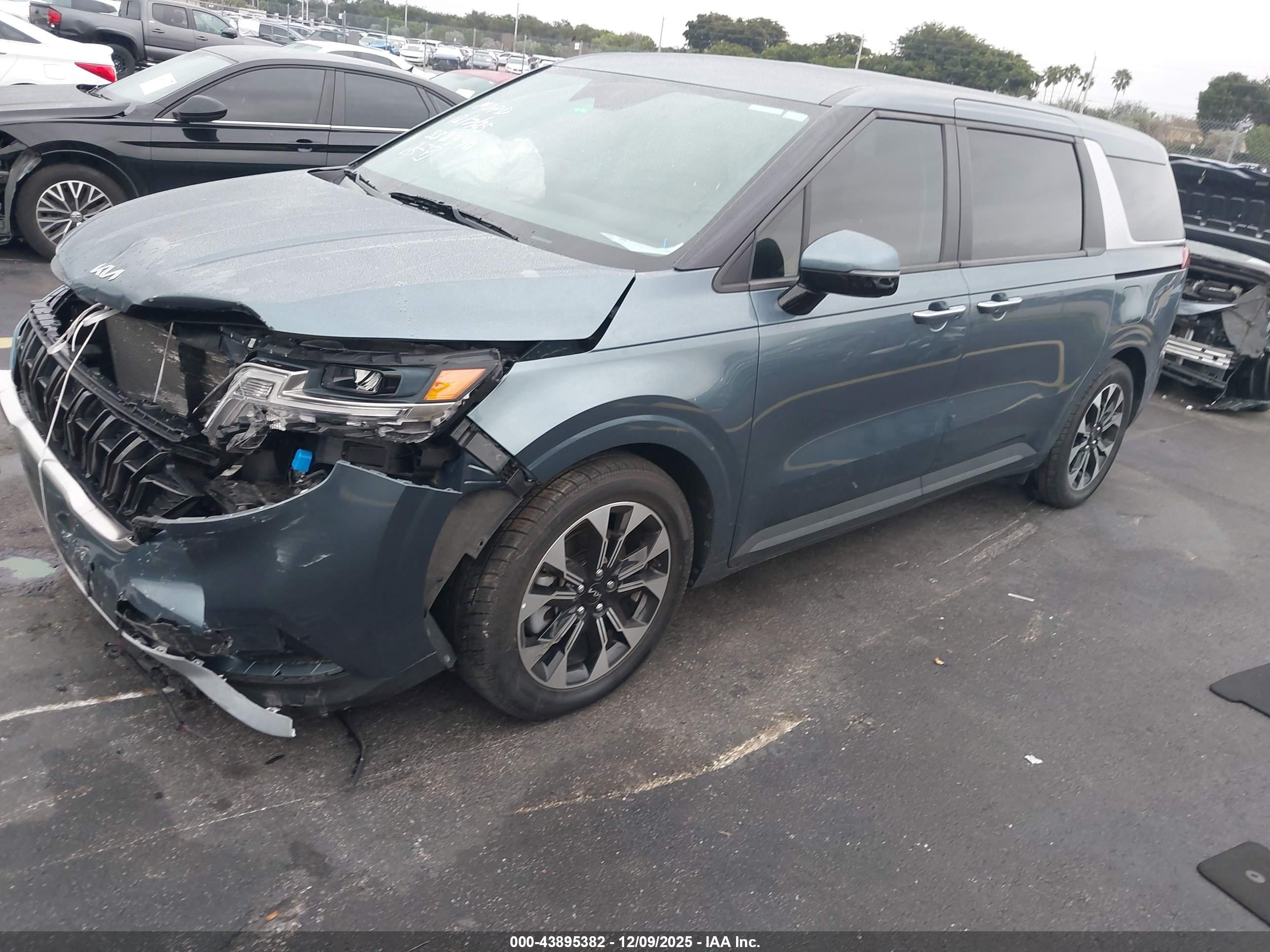 KIA CARNIVAL image 2