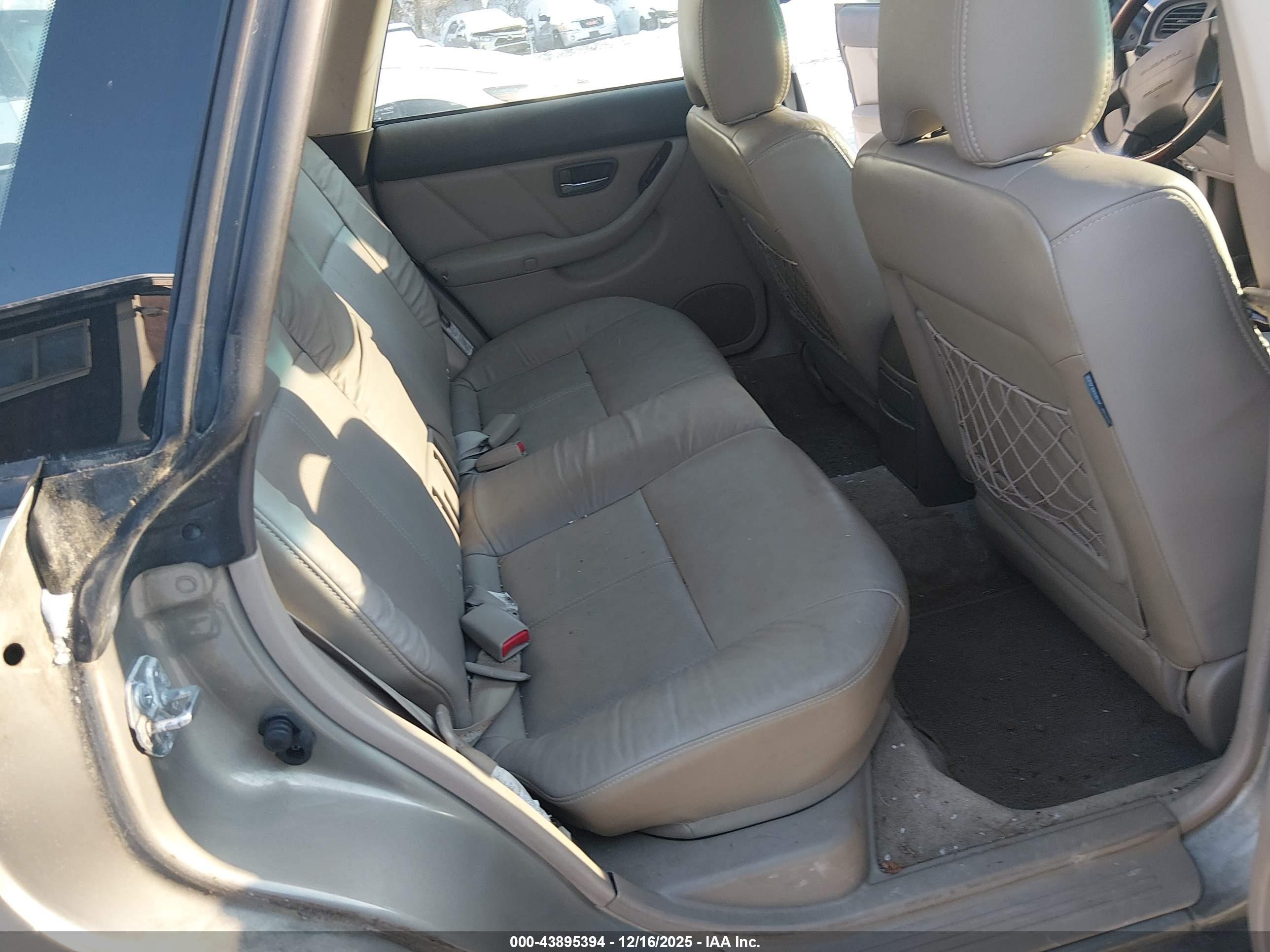 SUBARU OUTBACK image 8