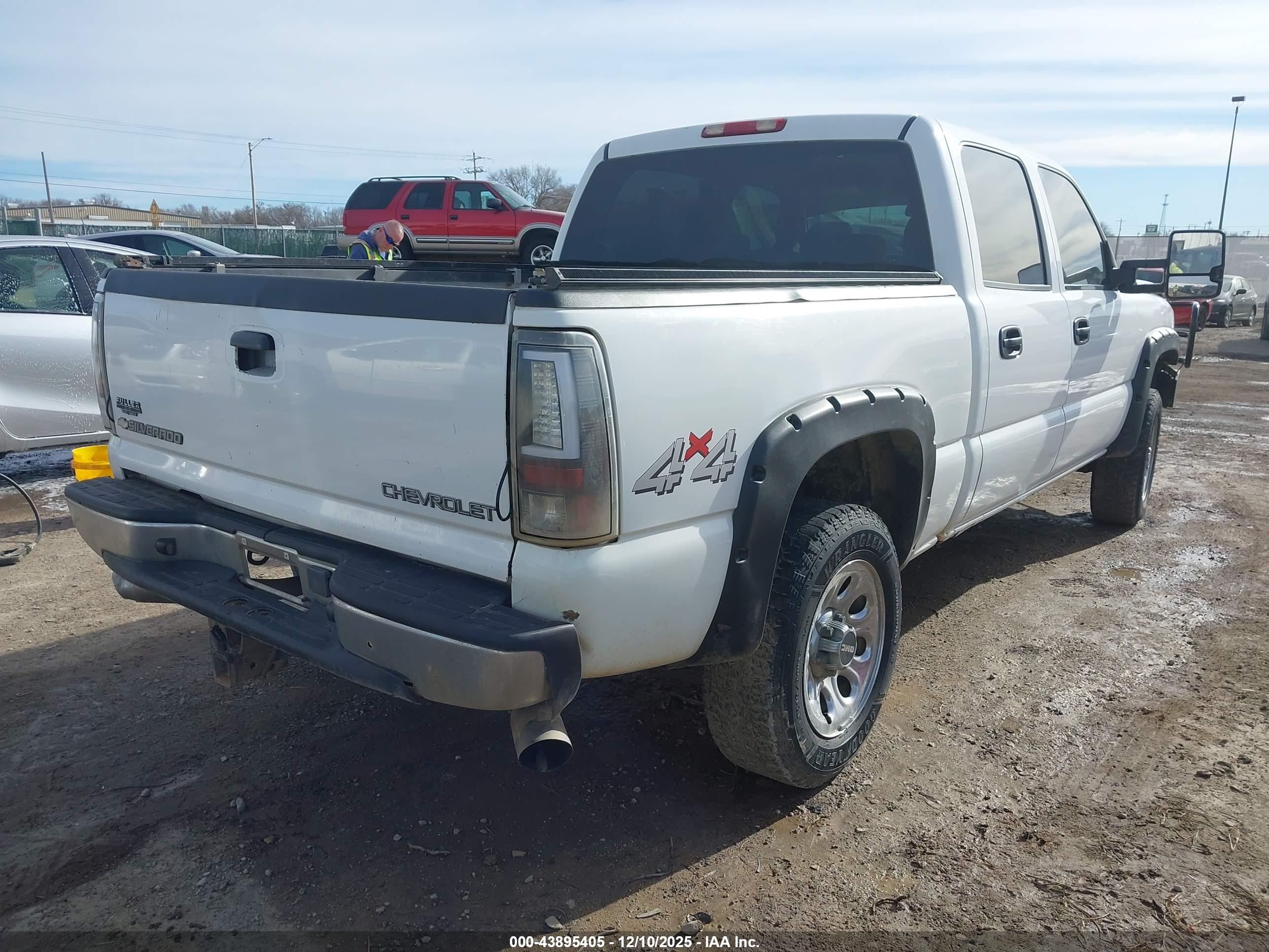 CHEVROLET SILVERADO image 4