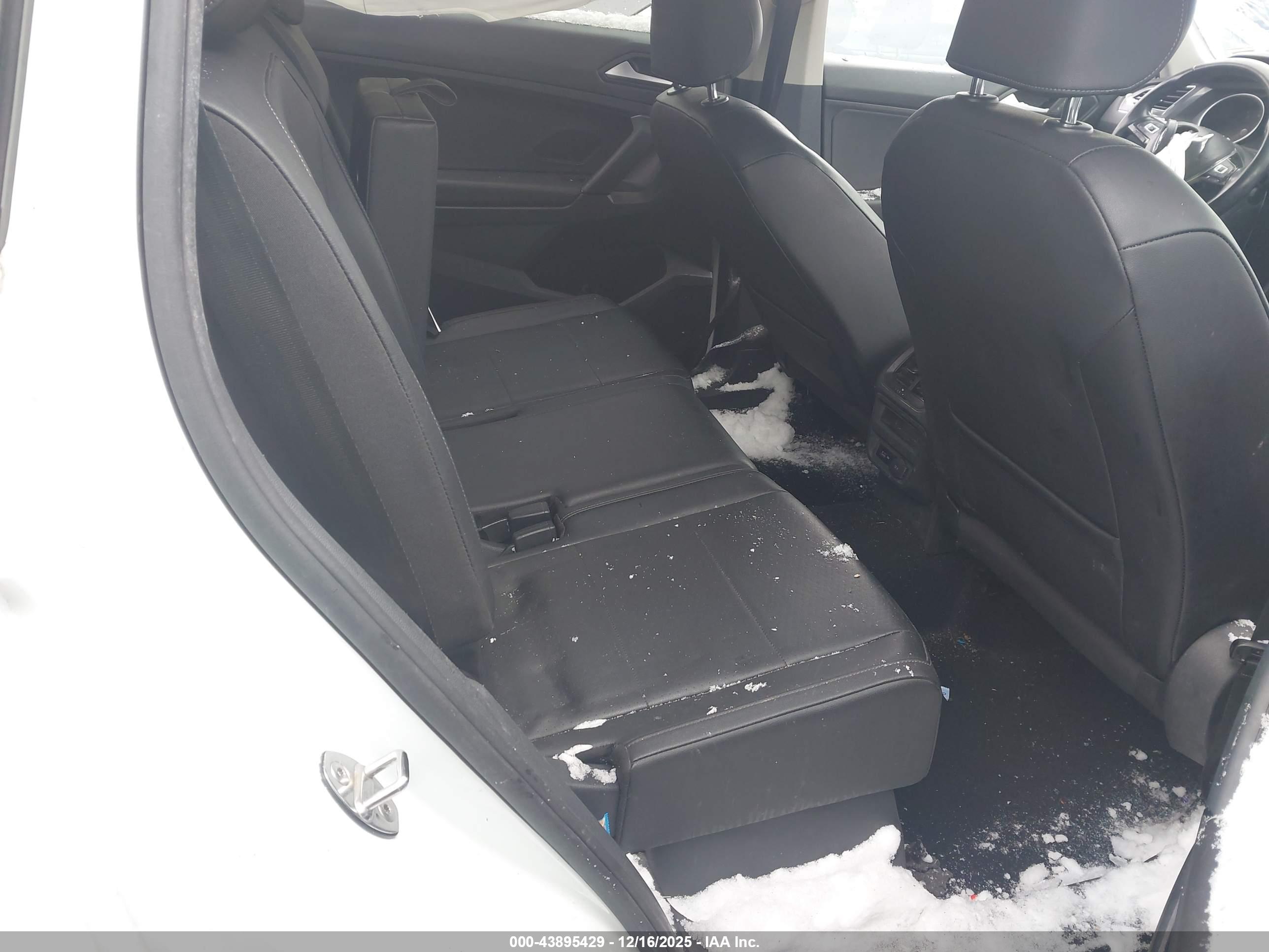 VOLKSWAGEN TIGUAN image 8