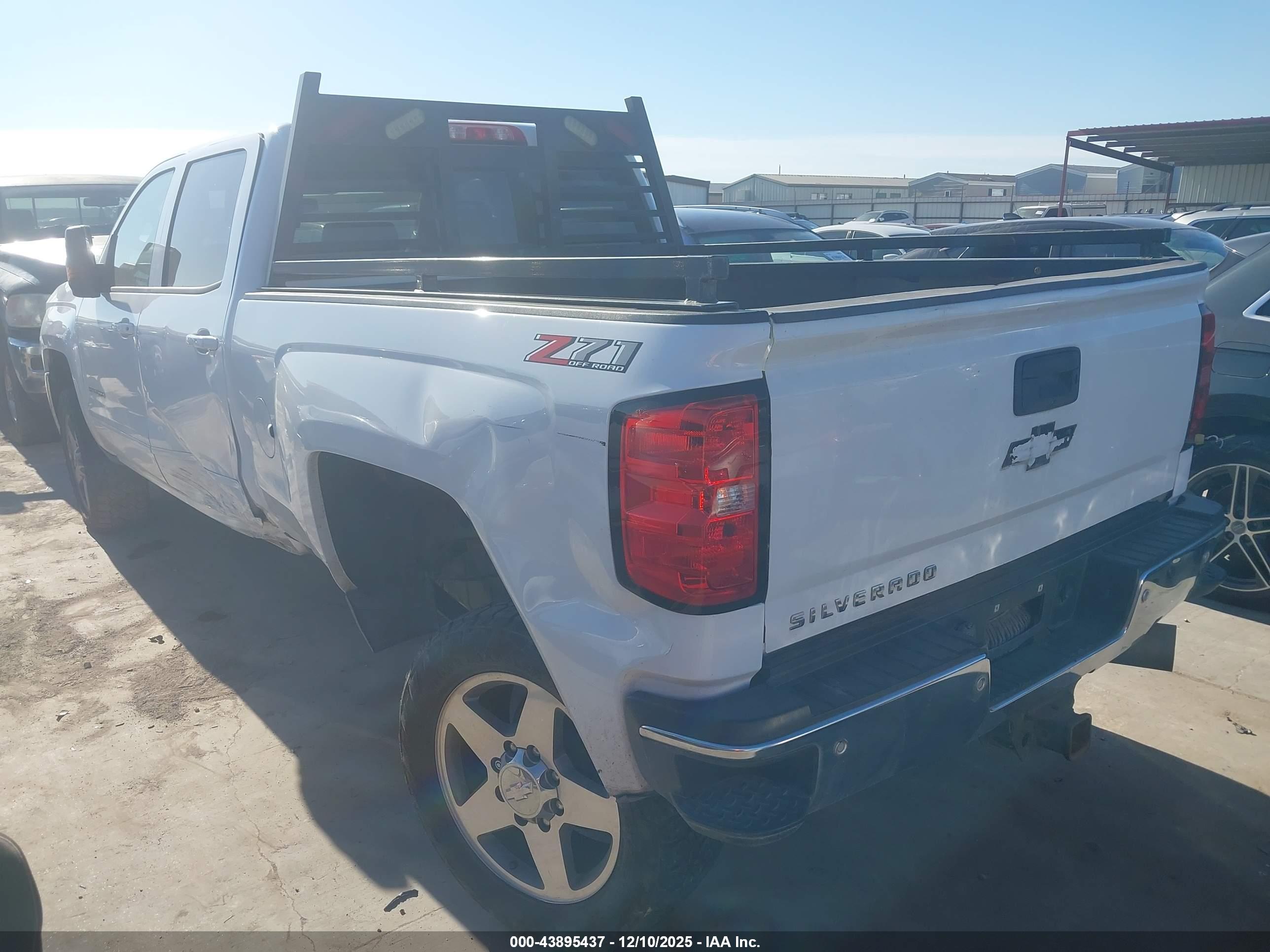 CHEVROLET SILVERADO image 3
