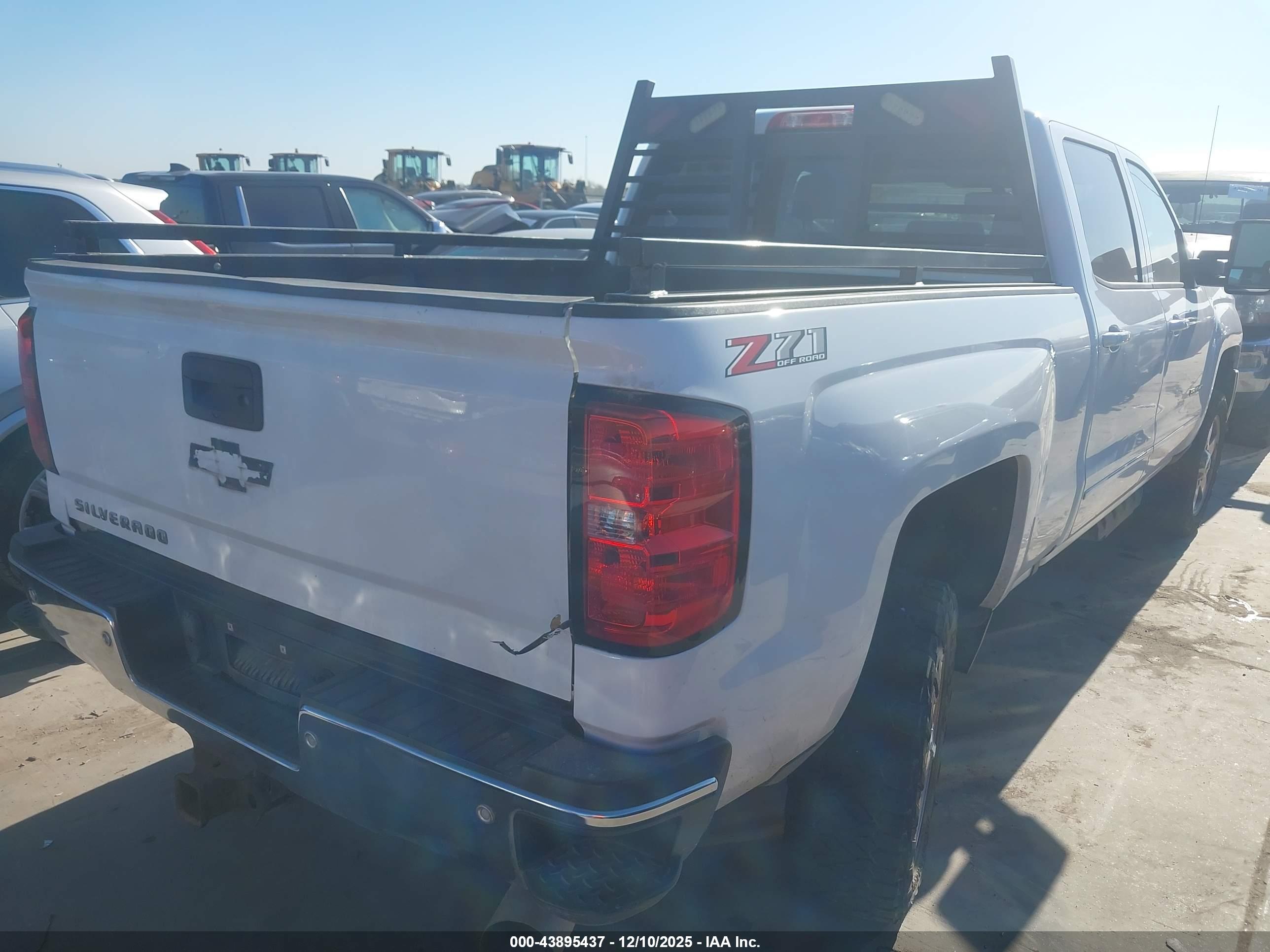 CHEVROLET SILVERADO image 4