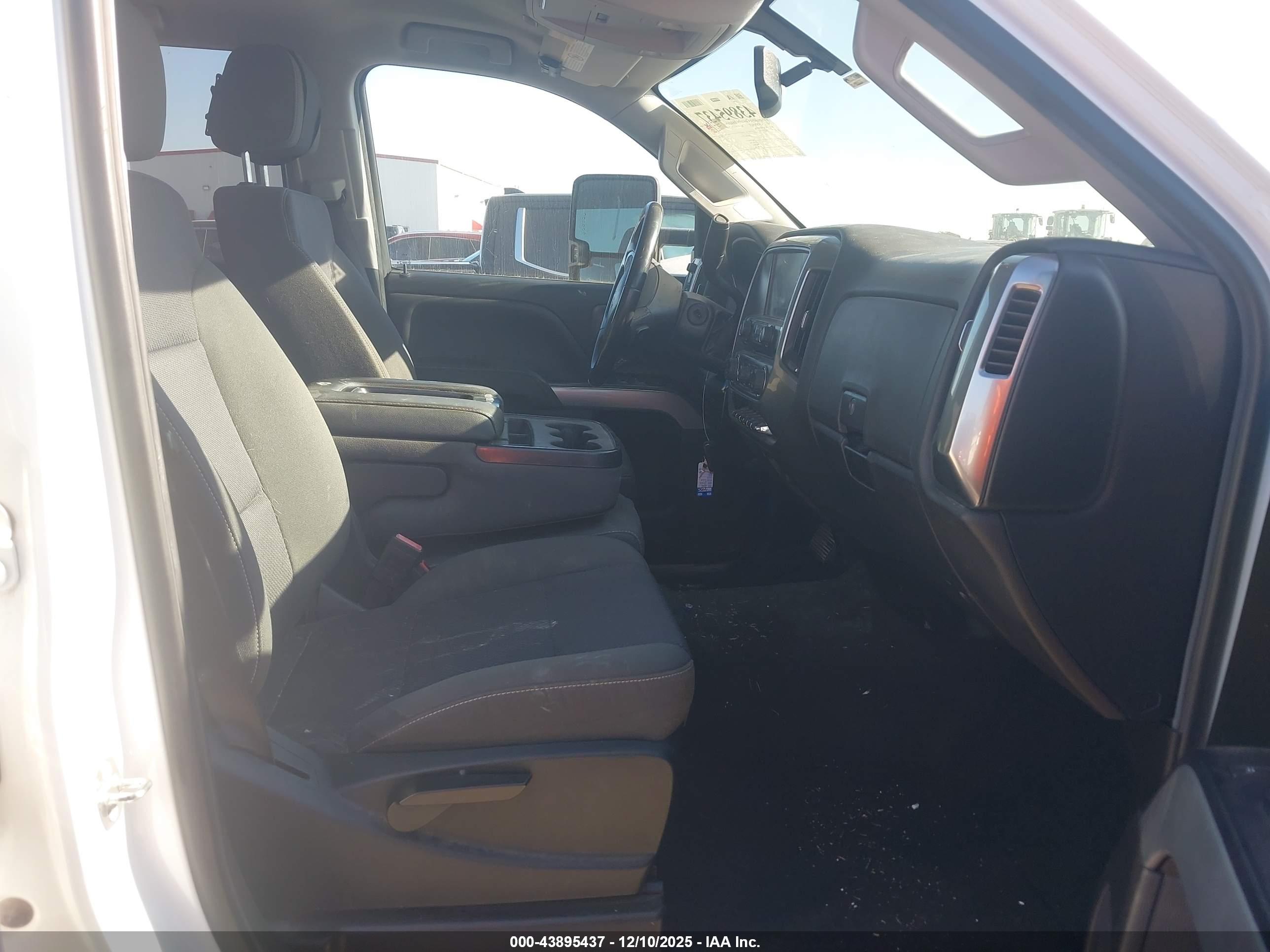 CHEVROLET SILVERADO image 5