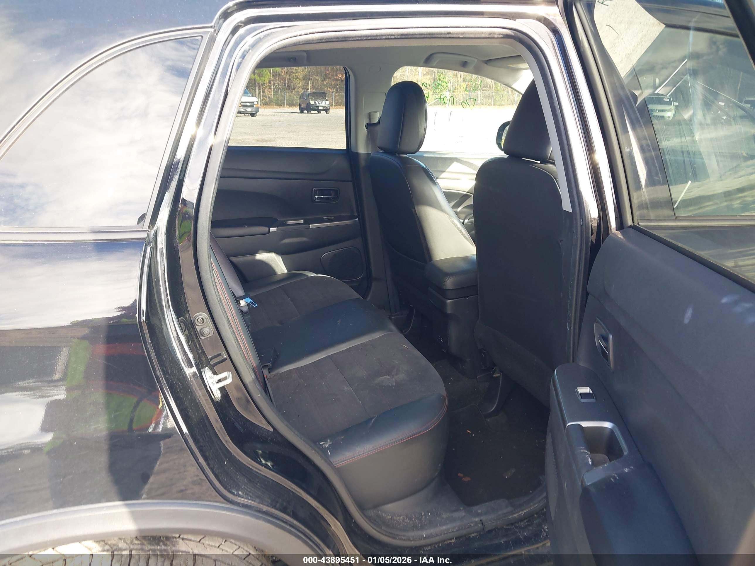 MITSUBISHI OUTLANDER image 8