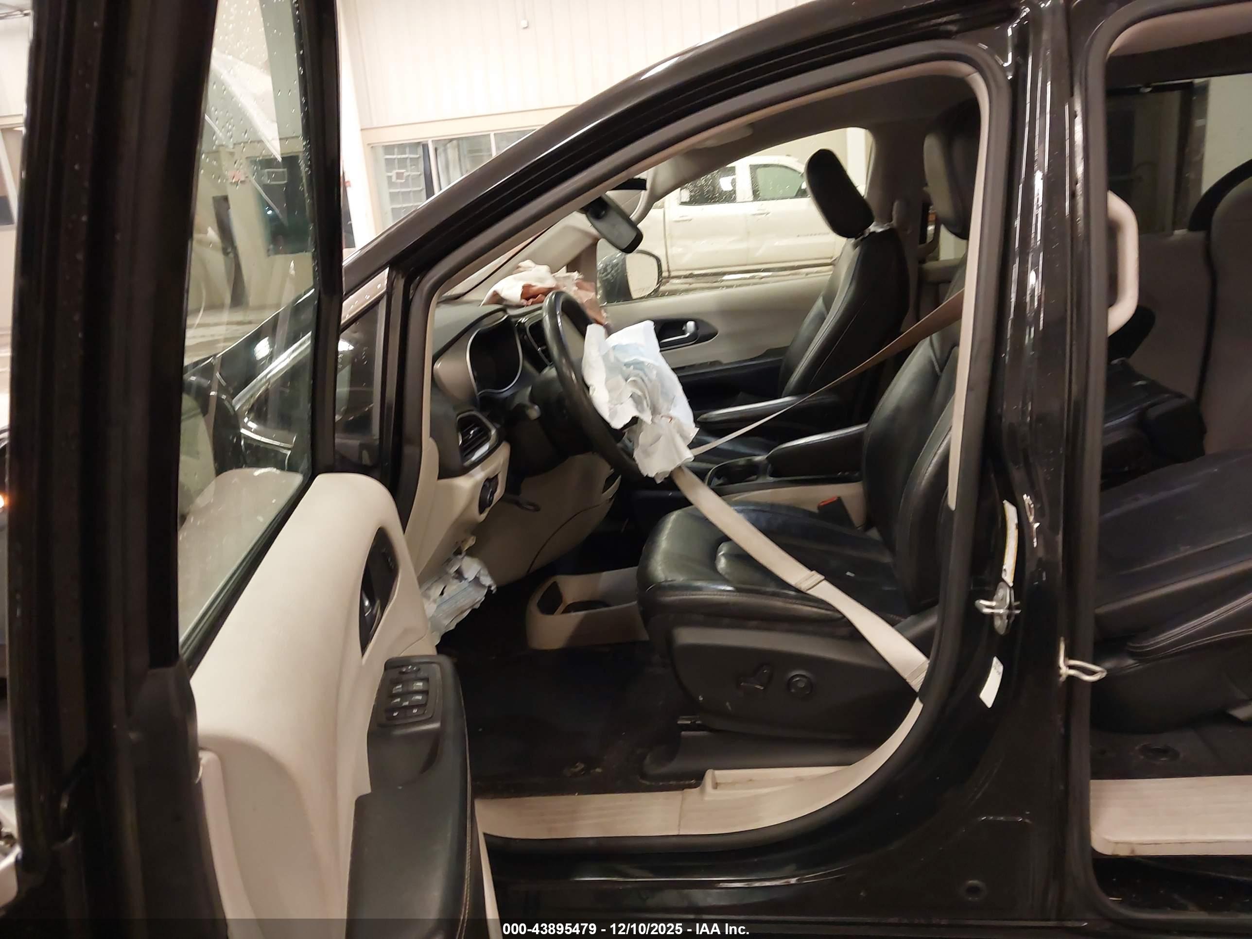 CHRYSLER PACIFICA image 5