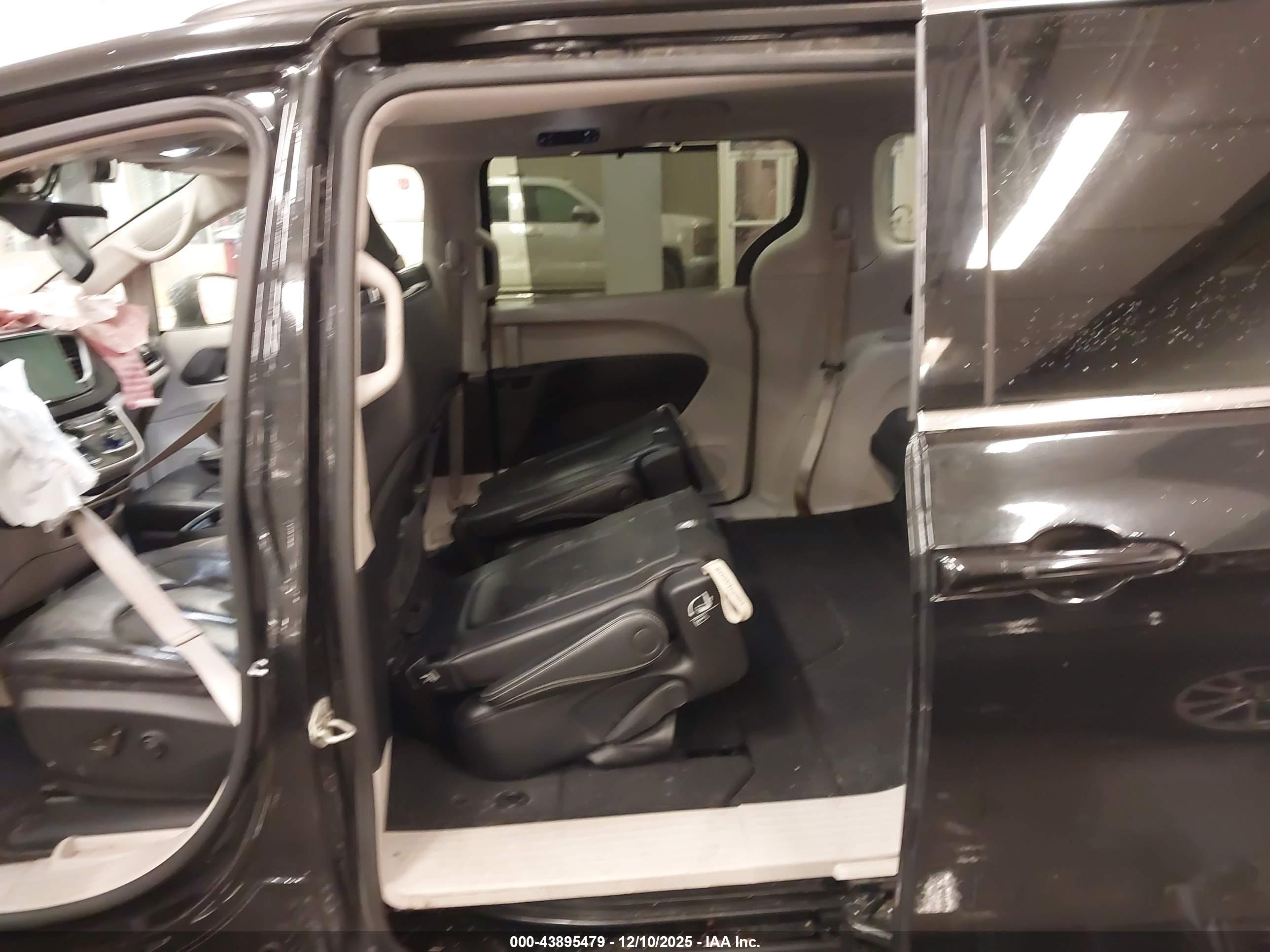 CHRYSLER PACIFICA image 8